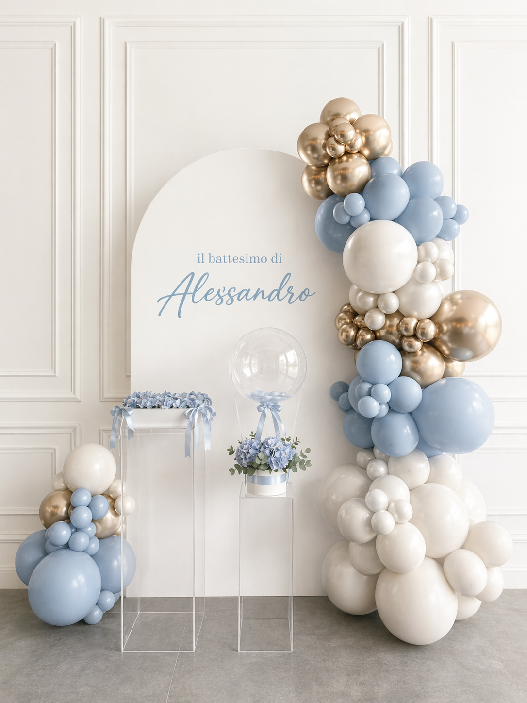 Allestimento battesimo a Bologna con palloncini azzurri e arco decorativo su misura