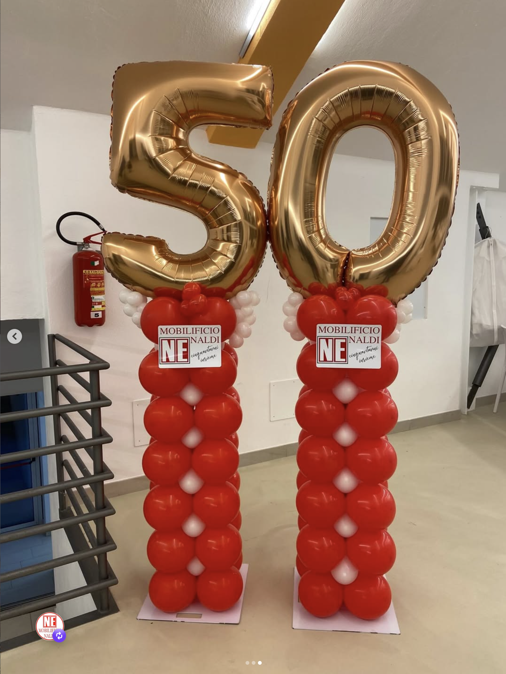 Colonne di palloncini per anniversario aziendale a Bologna con numero 50 oro