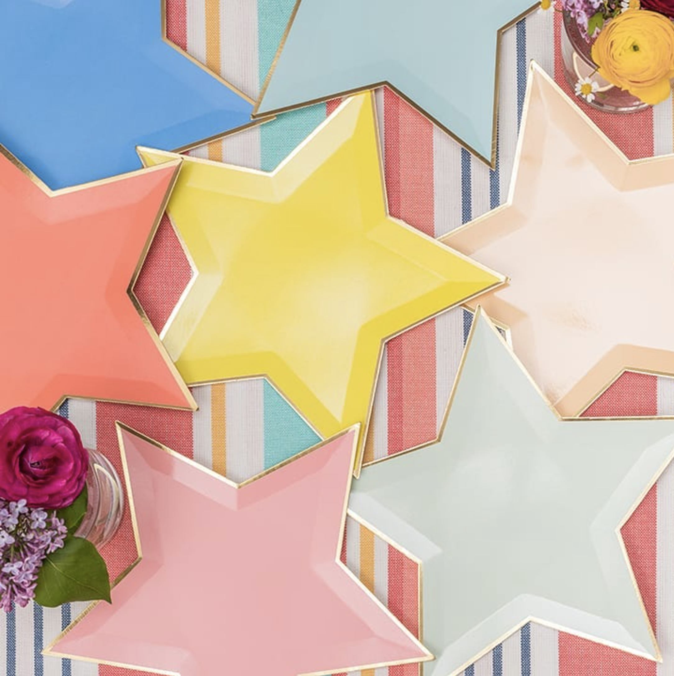 Dettaglio tavola per evento a Bologna con piatti decorativi a stella e allestimento colorato