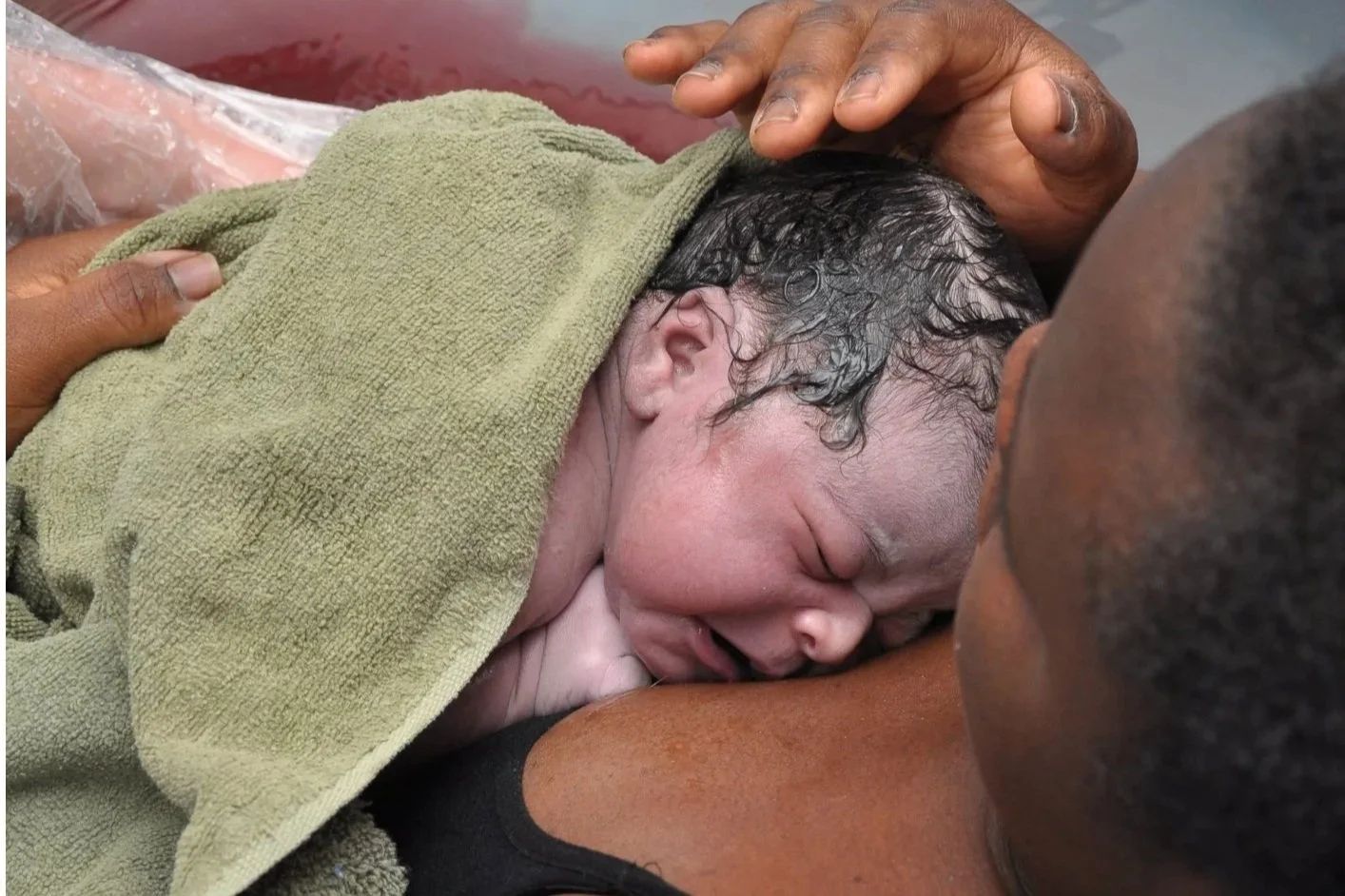 Vernix caseosa : pourquoi préserver cette protection naturelle de bébé après la naissance ?