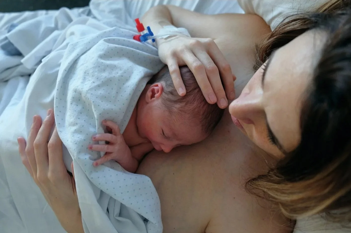 Peau à peau après la naissance : un geste simple aux nombreux bienfaits