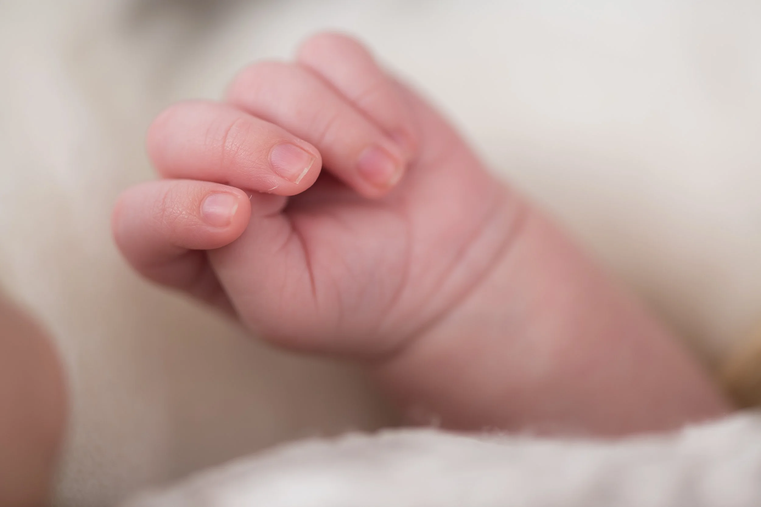 main de bébé dans une ambiance chaleureuse et bienveillante