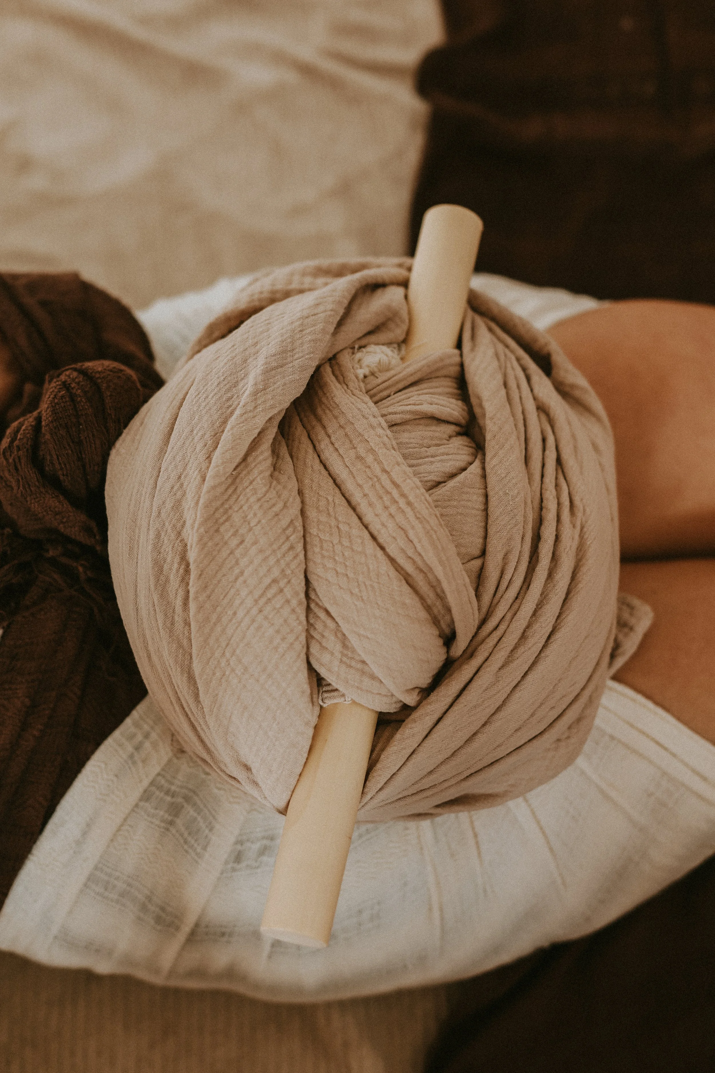 On voit le noeud qui est fait pour maintenir le baton lors du resserrage de bassin avec un rebozo