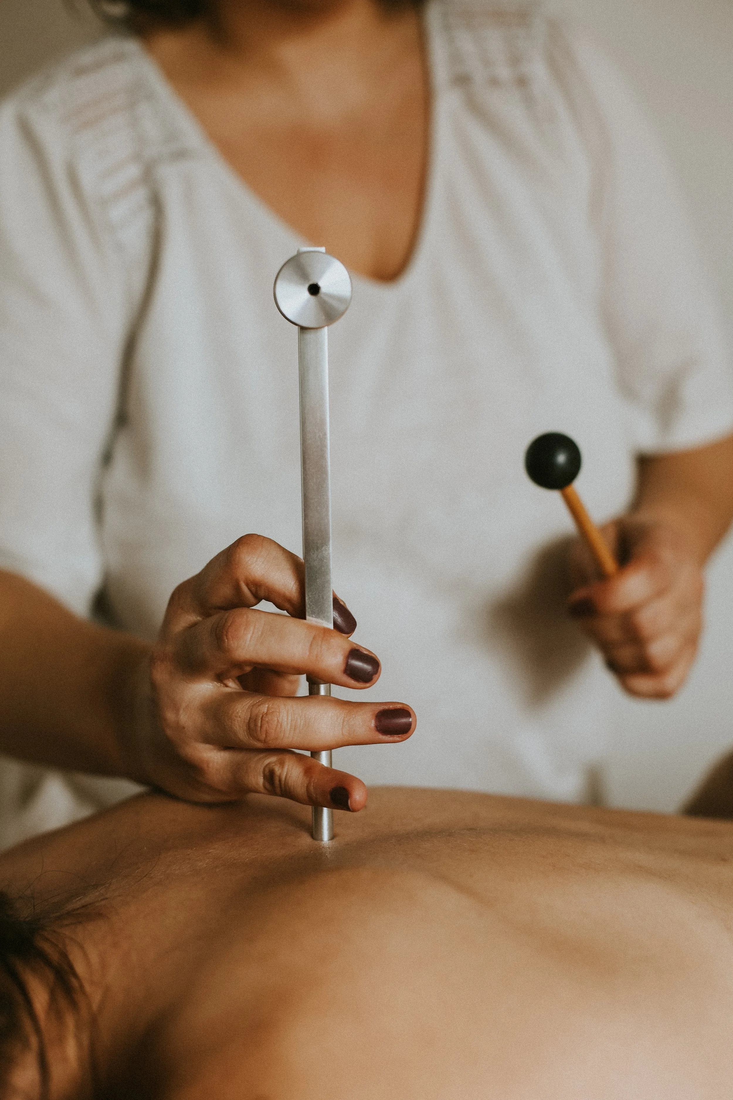 massage au diapason sur le dos d'une femme en Essonne