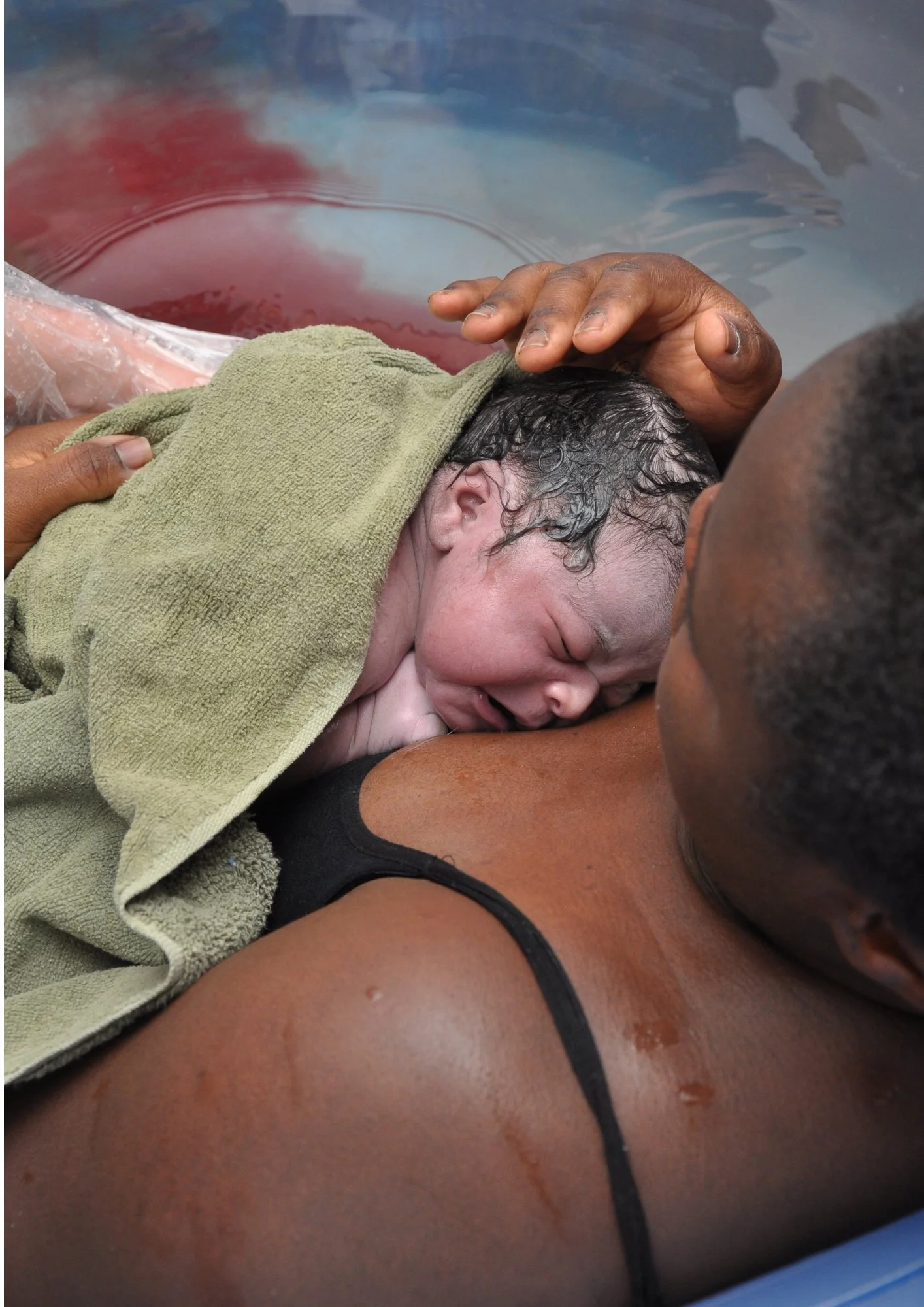 Nouveau-né avec vernix caseosa sur la peau après la naissance