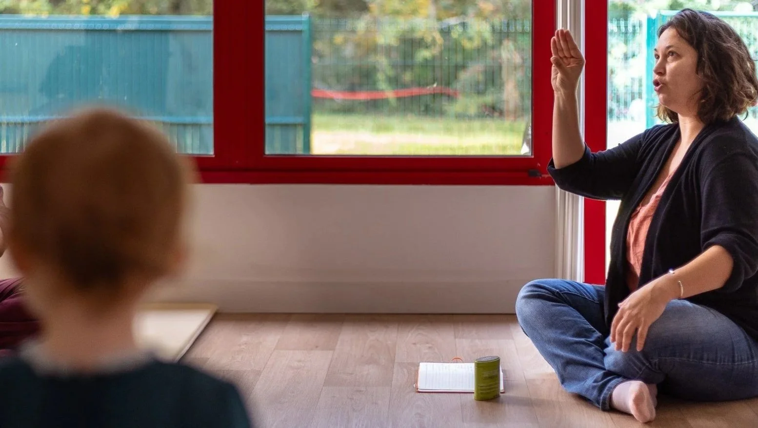Les bienfaits de la communication gestuelle associée à la parole chez le jeune enfant