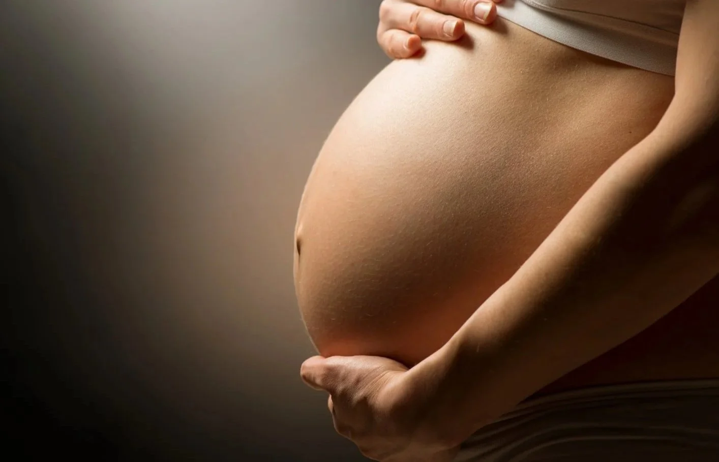 ventre de femme enceinte pour illustrer le fait de préparer son post partum