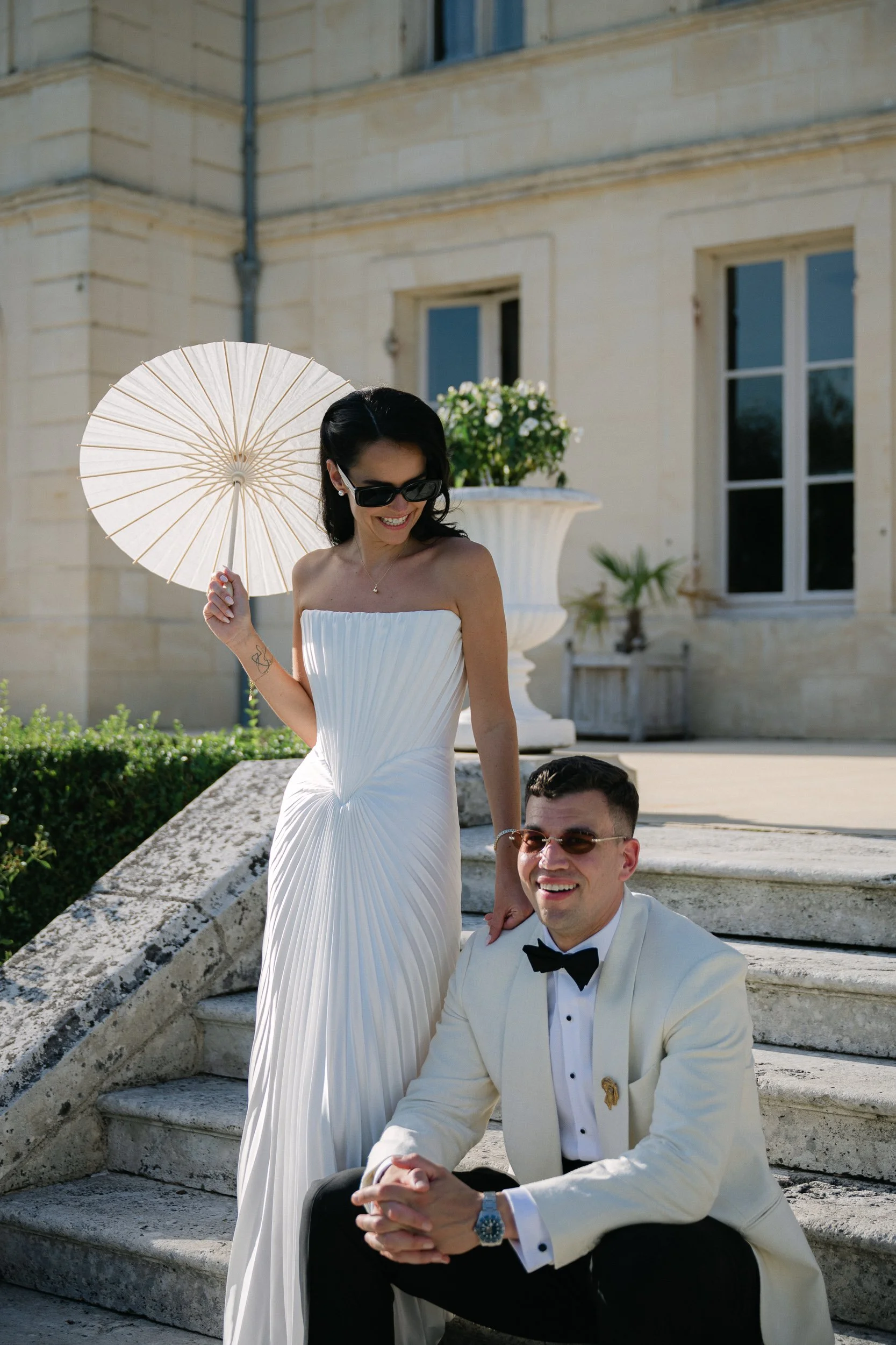 21-chateau-fengari-wedding-france-couple-portrait-parasol-studio-faria.jpg