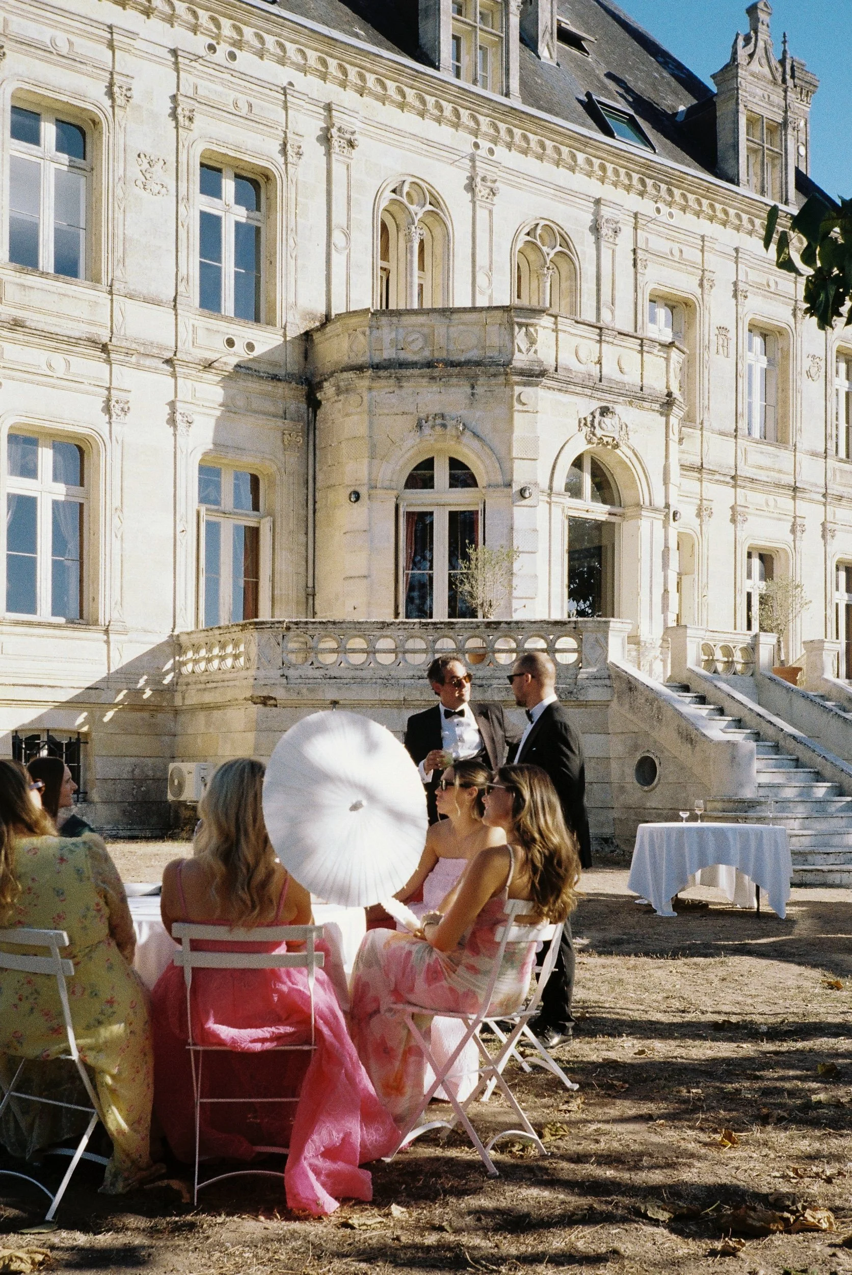 07-chateau-de-la-valouze-wedding-france-drinks-reception-guests-35mm-film-studio-faria.jpg