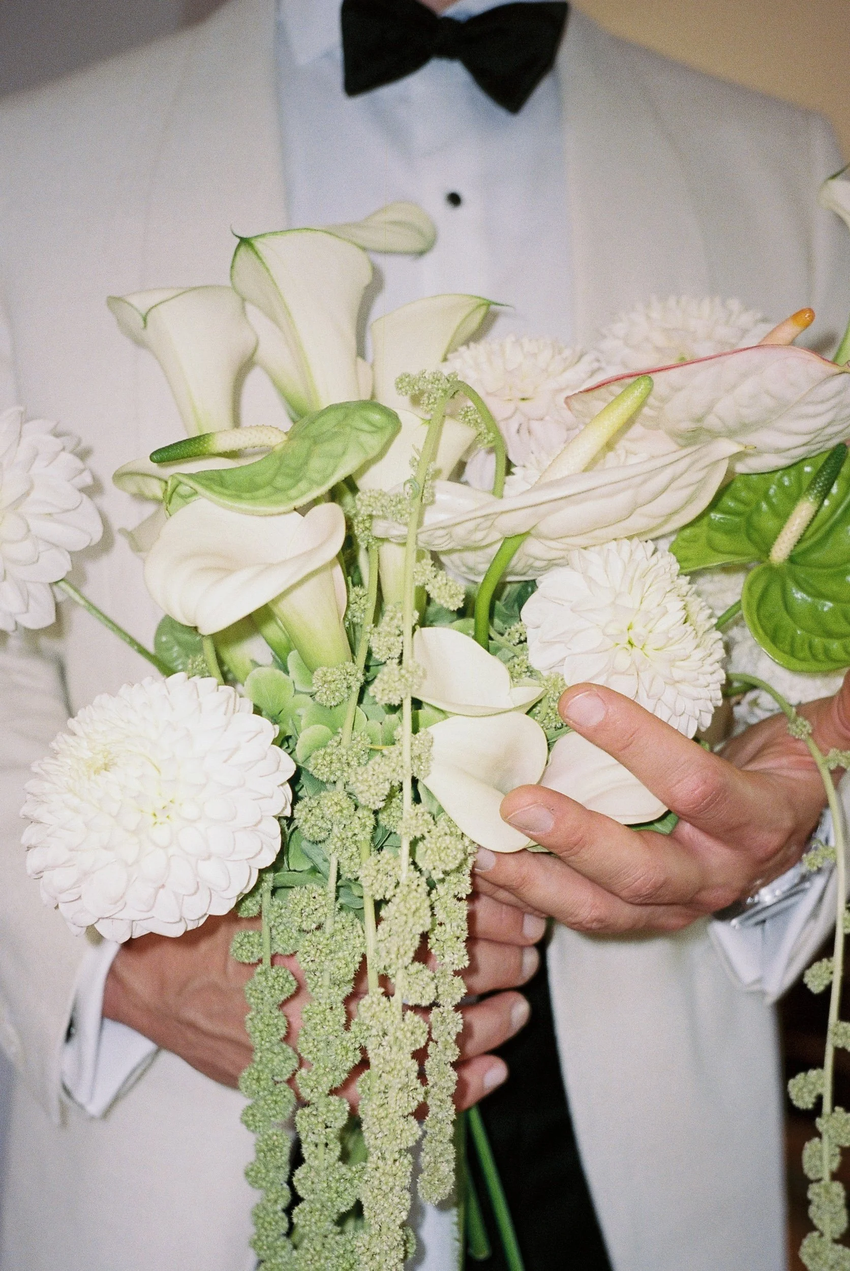 02-chateau-fengari-wedding-france-bouquet-detail-35mm-film-studio-faria.jpg