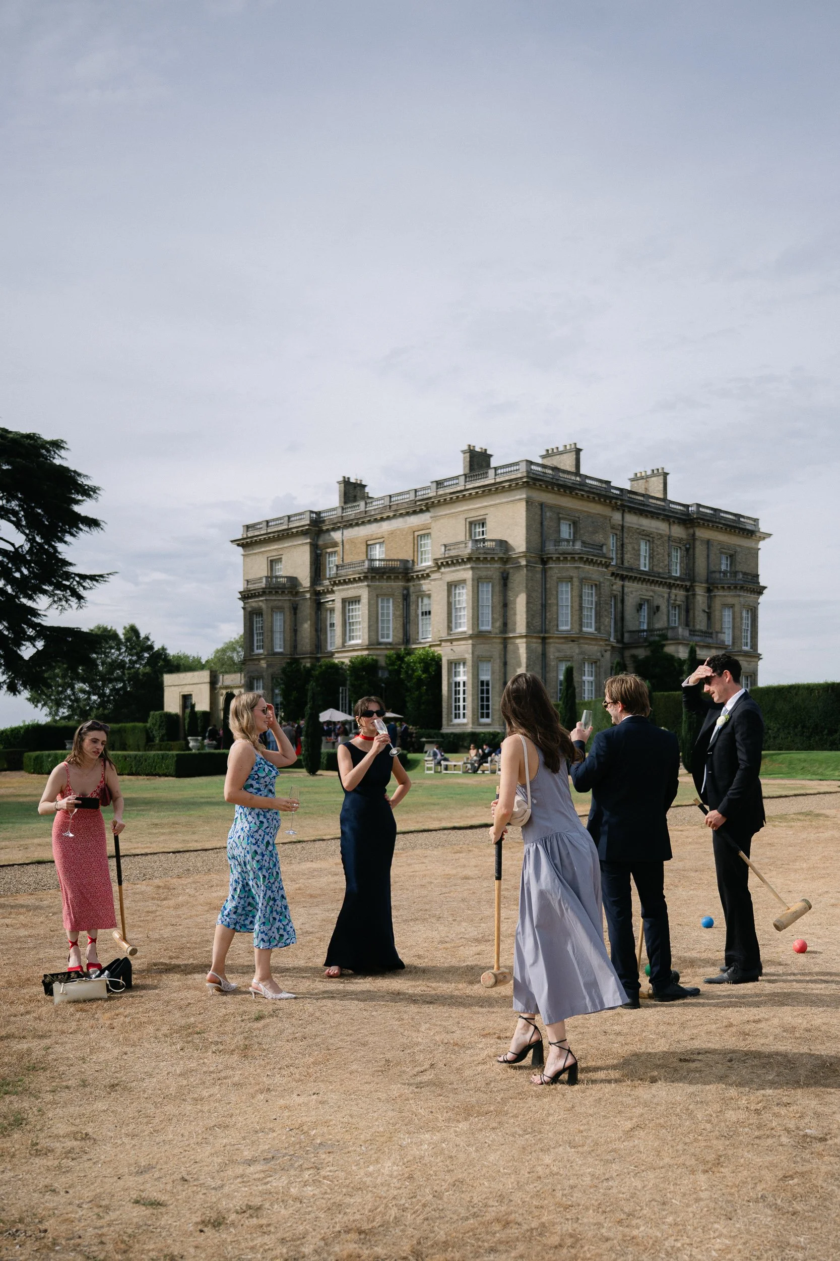 26-hedsor-house-wedding-buckinghamshire-drinks-reception-guests-studio-faria.jpg