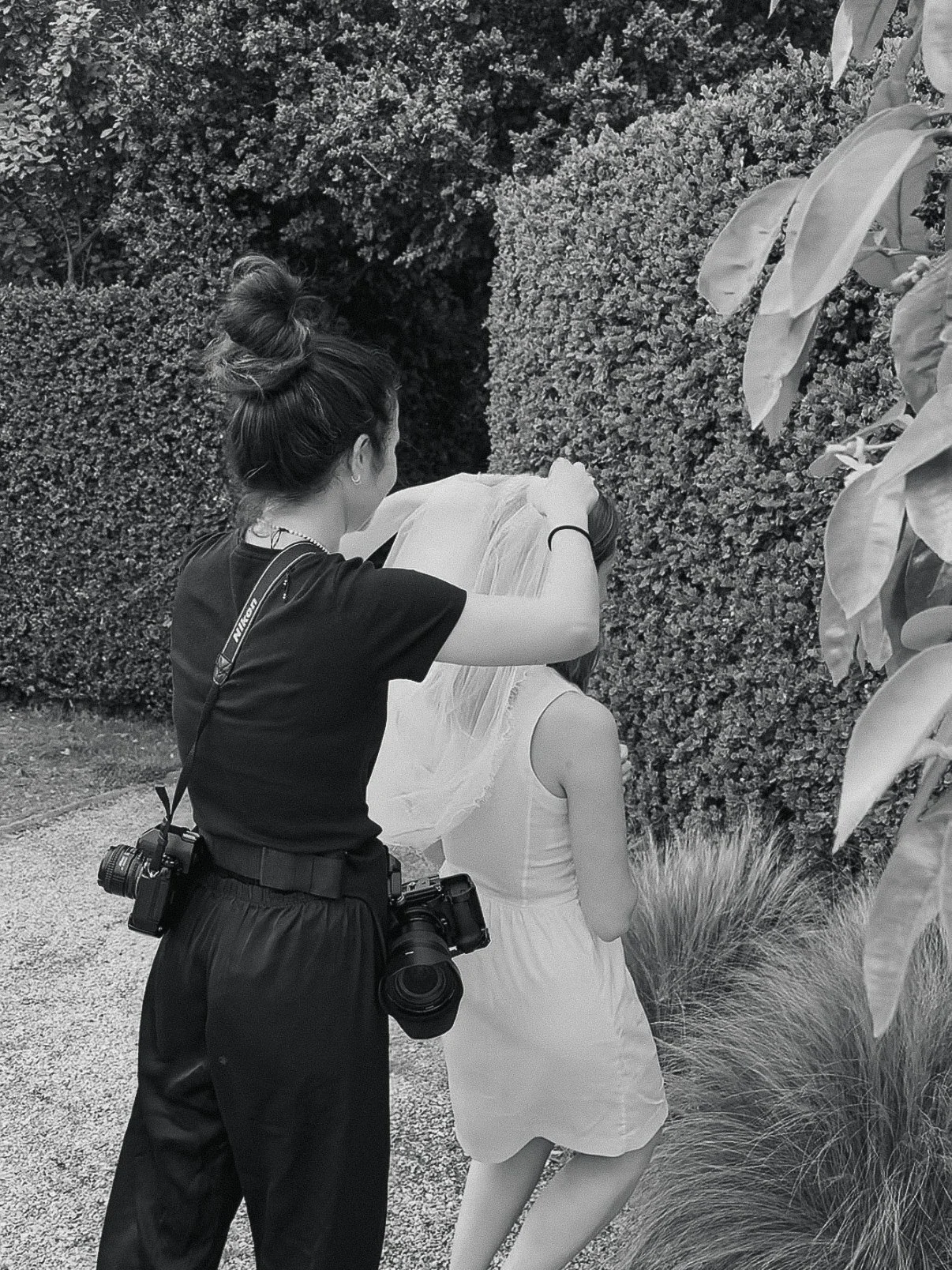 05-nadine-faria-london-wedding-photographer-with-bride-paris.jpg