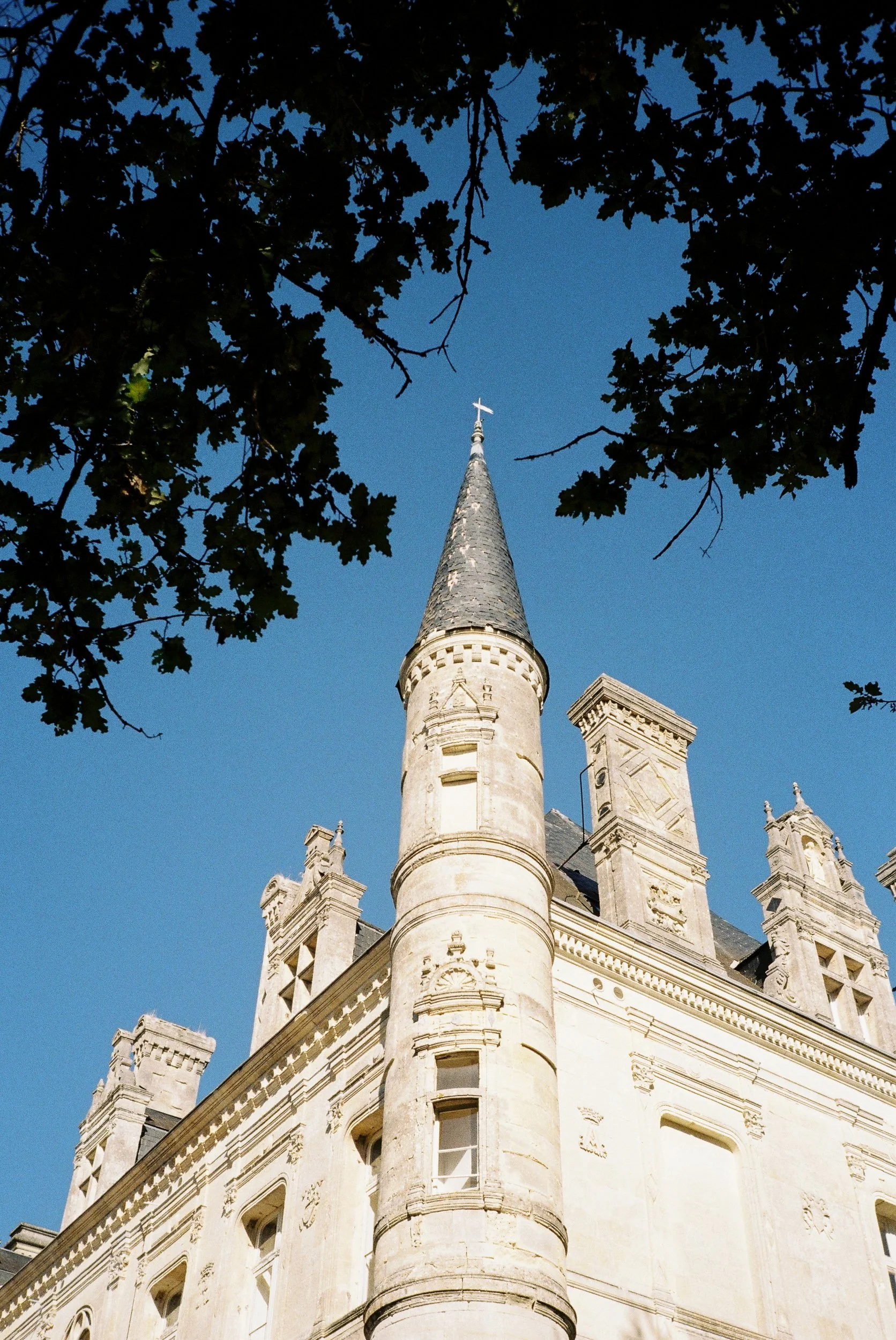 08-chateau-de-la-valouze-wedding-france-chateau-turret-35mm-film-studio-faria.jpg