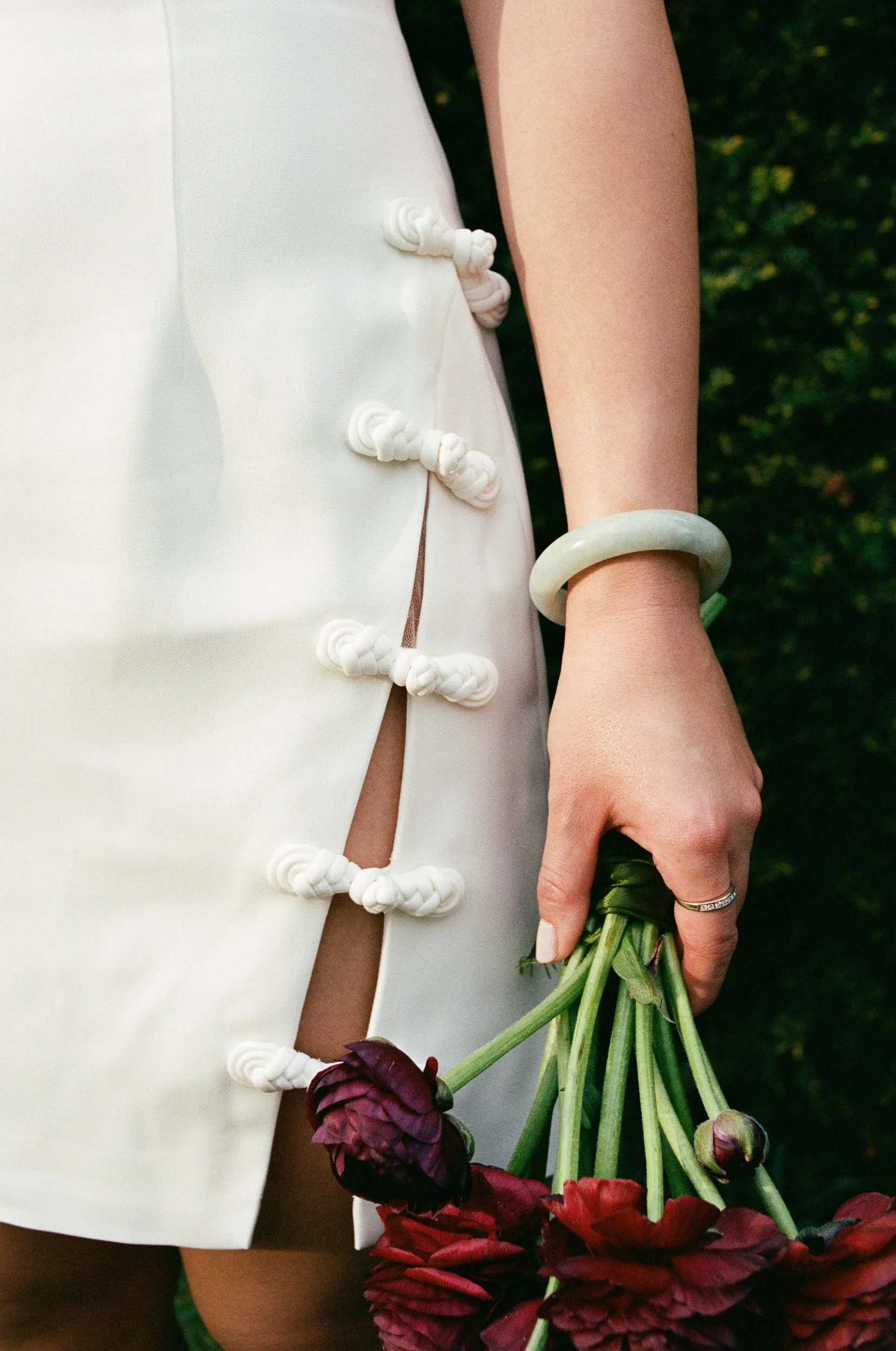 23-brockwell-park-london-bridal-editorial-sau-lee-dress-detail-35mm-film-studio-faria.jpg