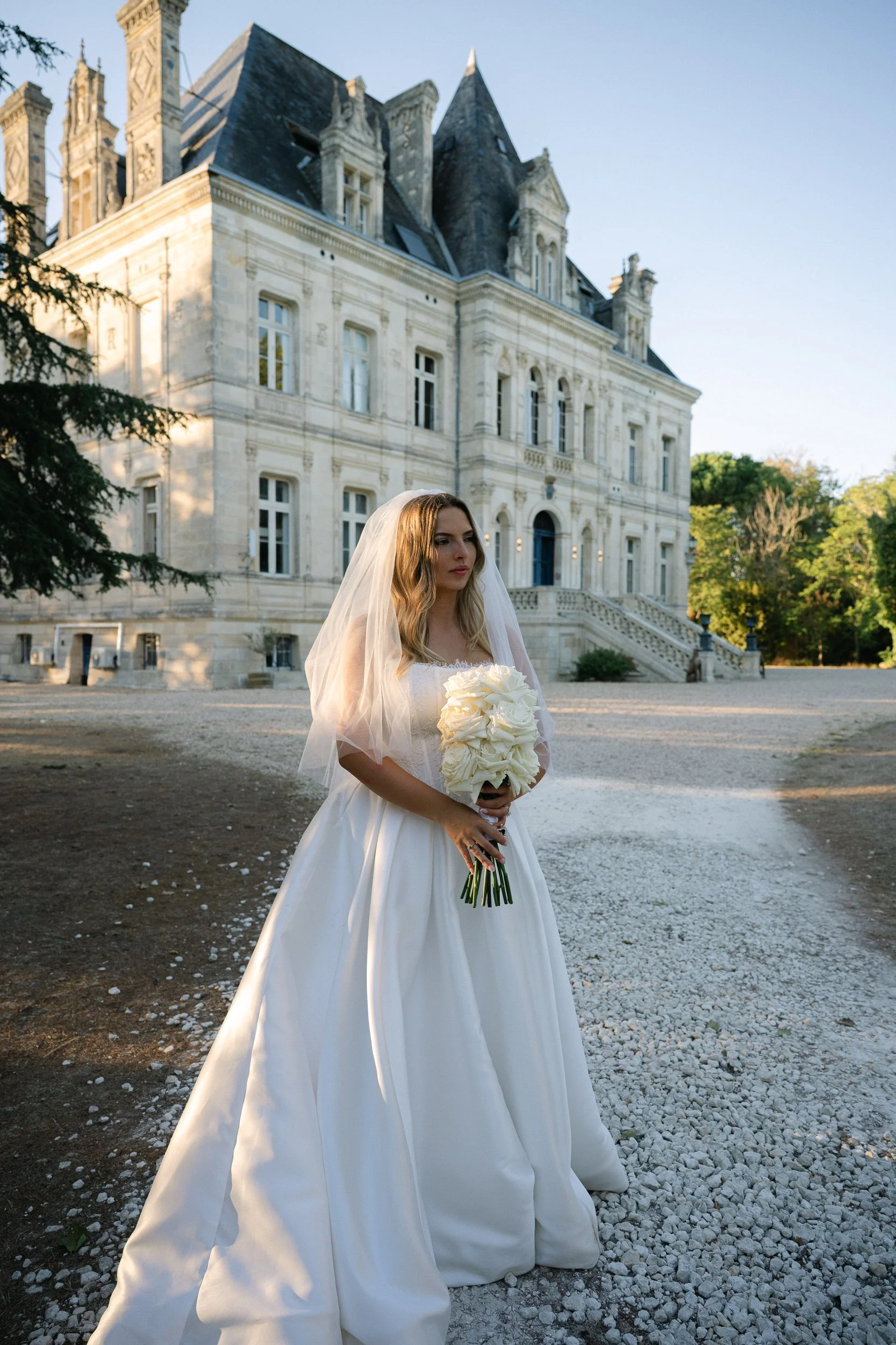 05-chateau-de-la-valouze-wedding-france-bride-portrait-studio-faria.jpg