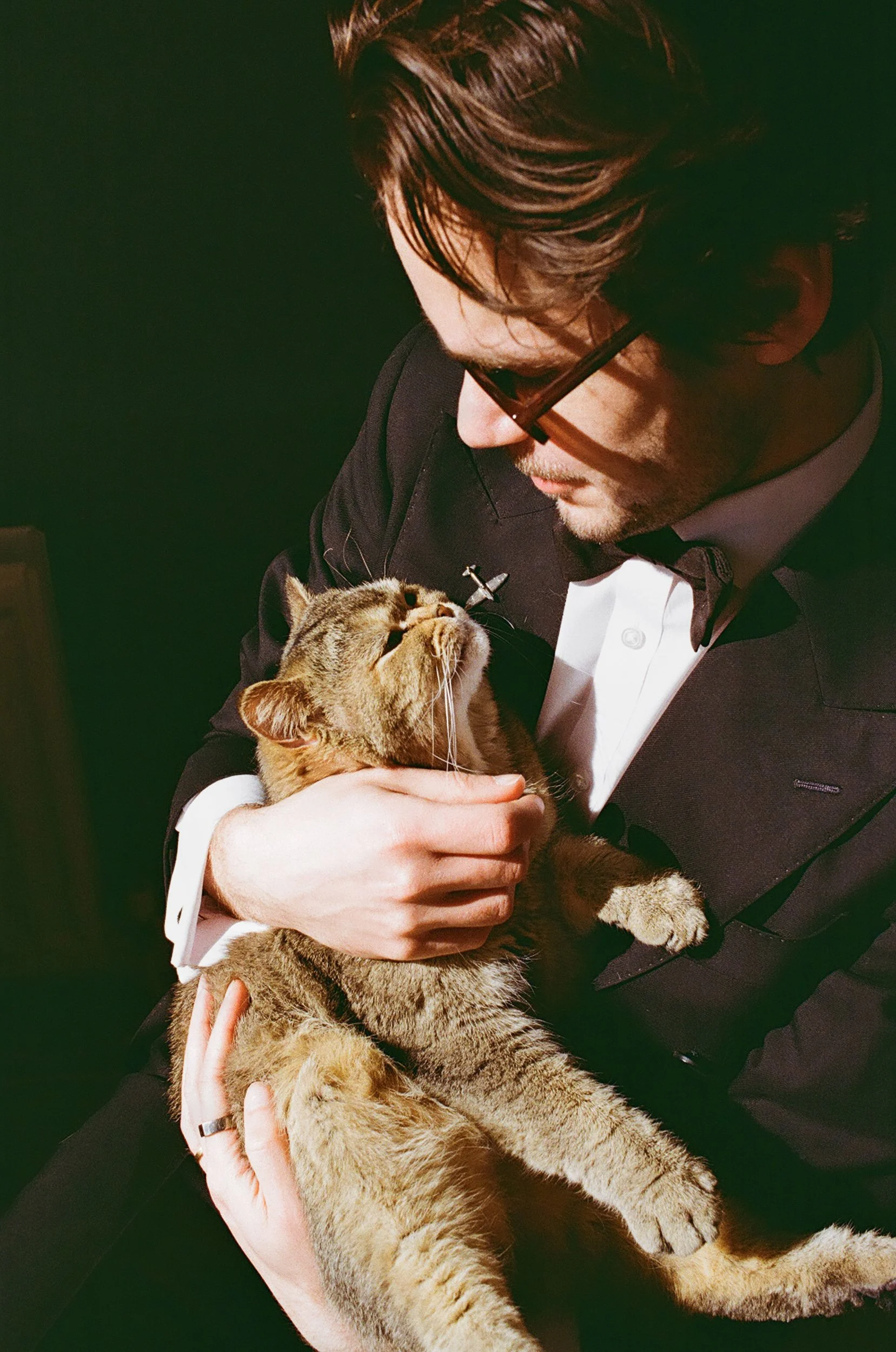 05-crystal-palace-london-groom-editorial-portrait-35mm-film-studio-faria.jpg