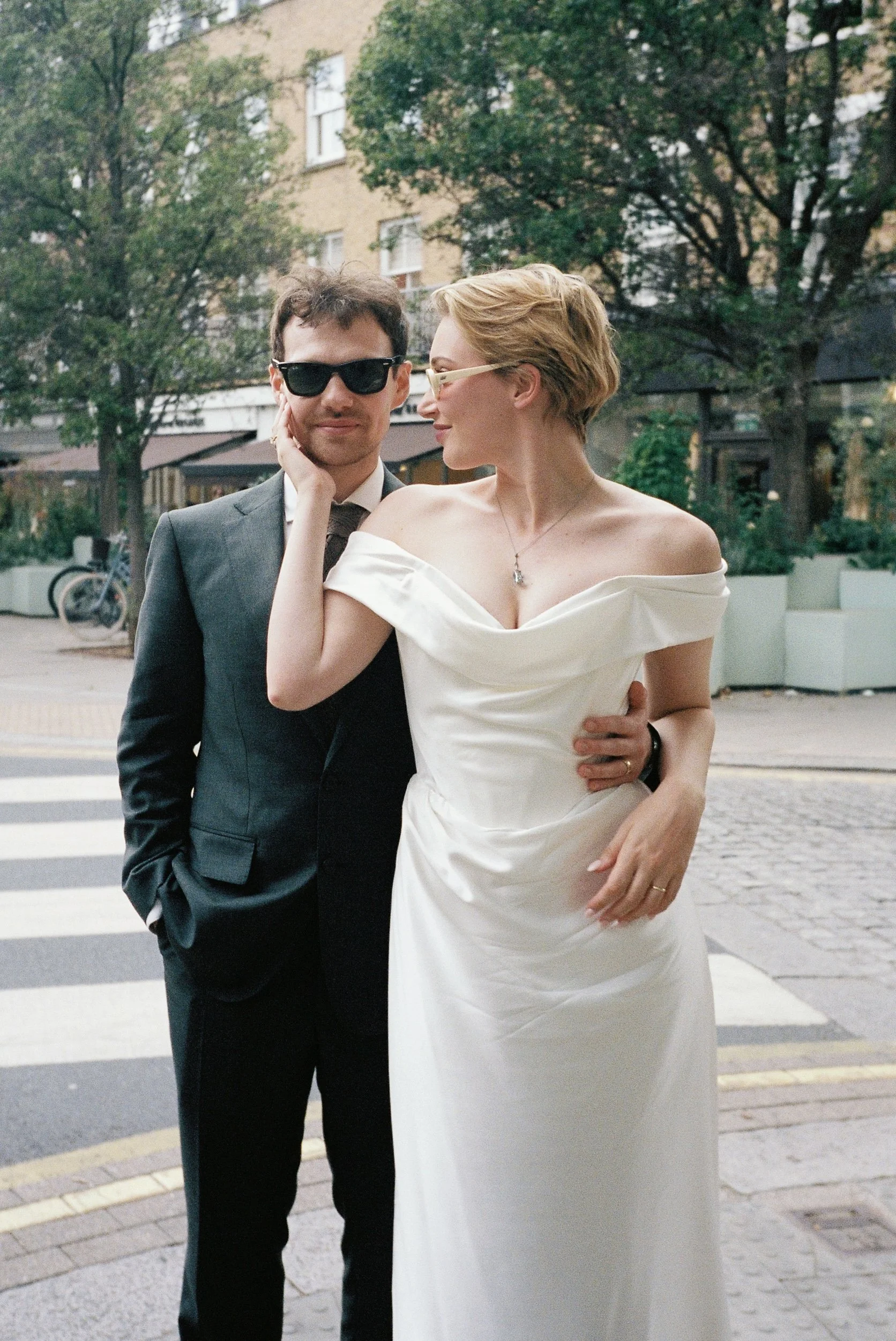 12-the-orange-belgravia-wedding-london-couple-portrait-street-35mm-film-studio-faria.jpg