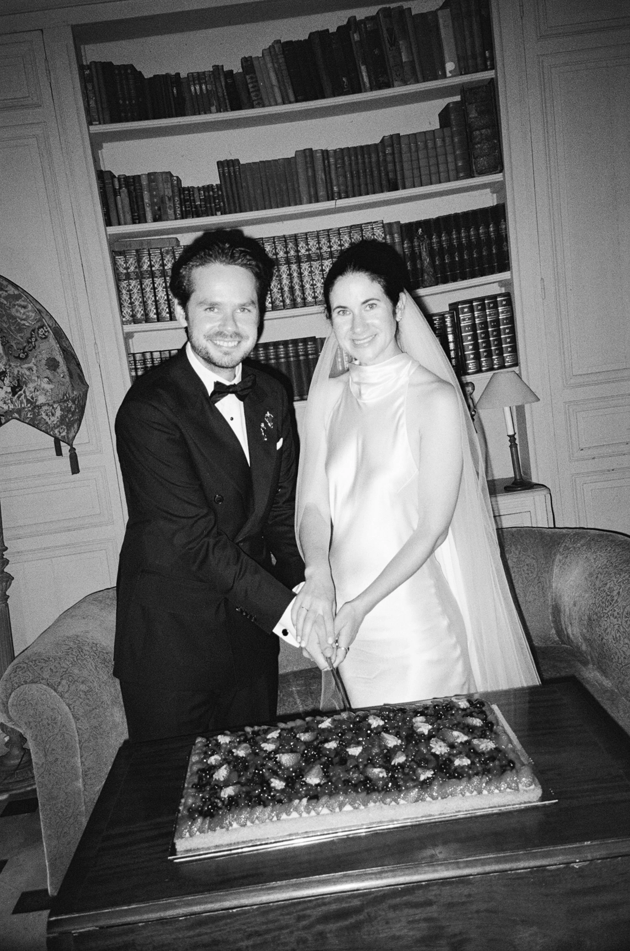 07-nadine-faria-wedding-cognac-france-cutting-the-cake.jpg