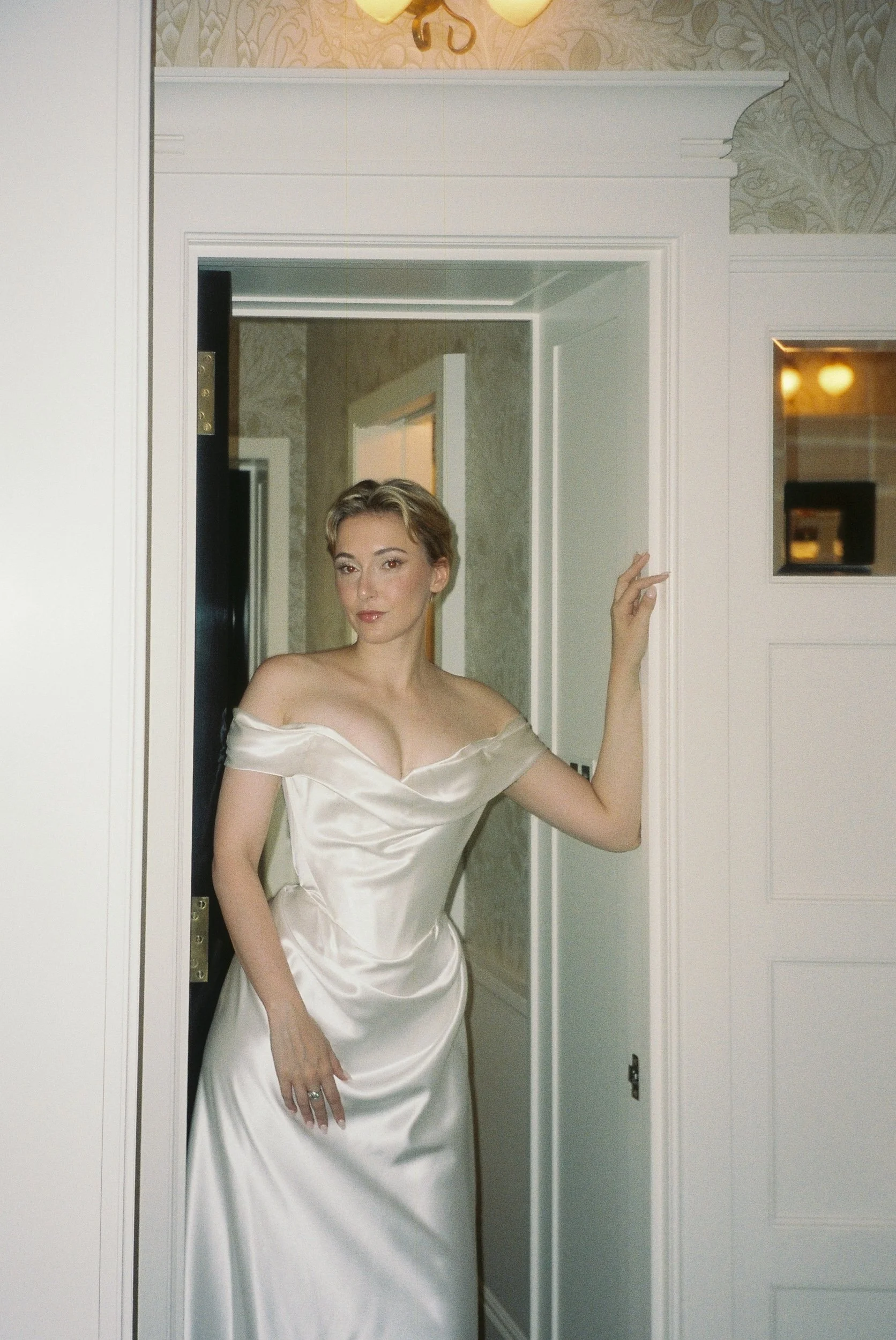 10-sloane-hotel-wedding-london-vivienne-westwood-dress-bride-portrait-35mm-film-studio-faria.jpg