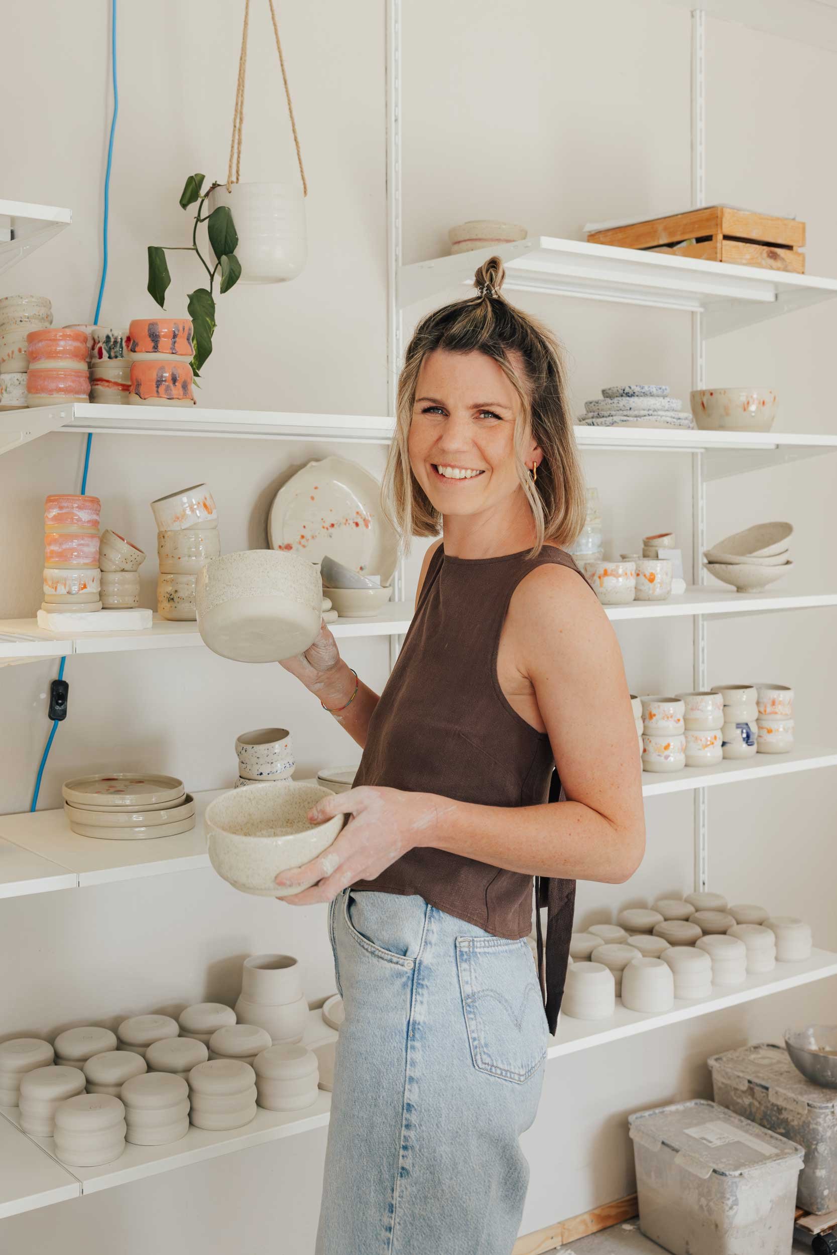 Maris von maris ceramics in ihrer Töpferwerkstatt in Gevelsberg mit handgemachten Keramiktassen