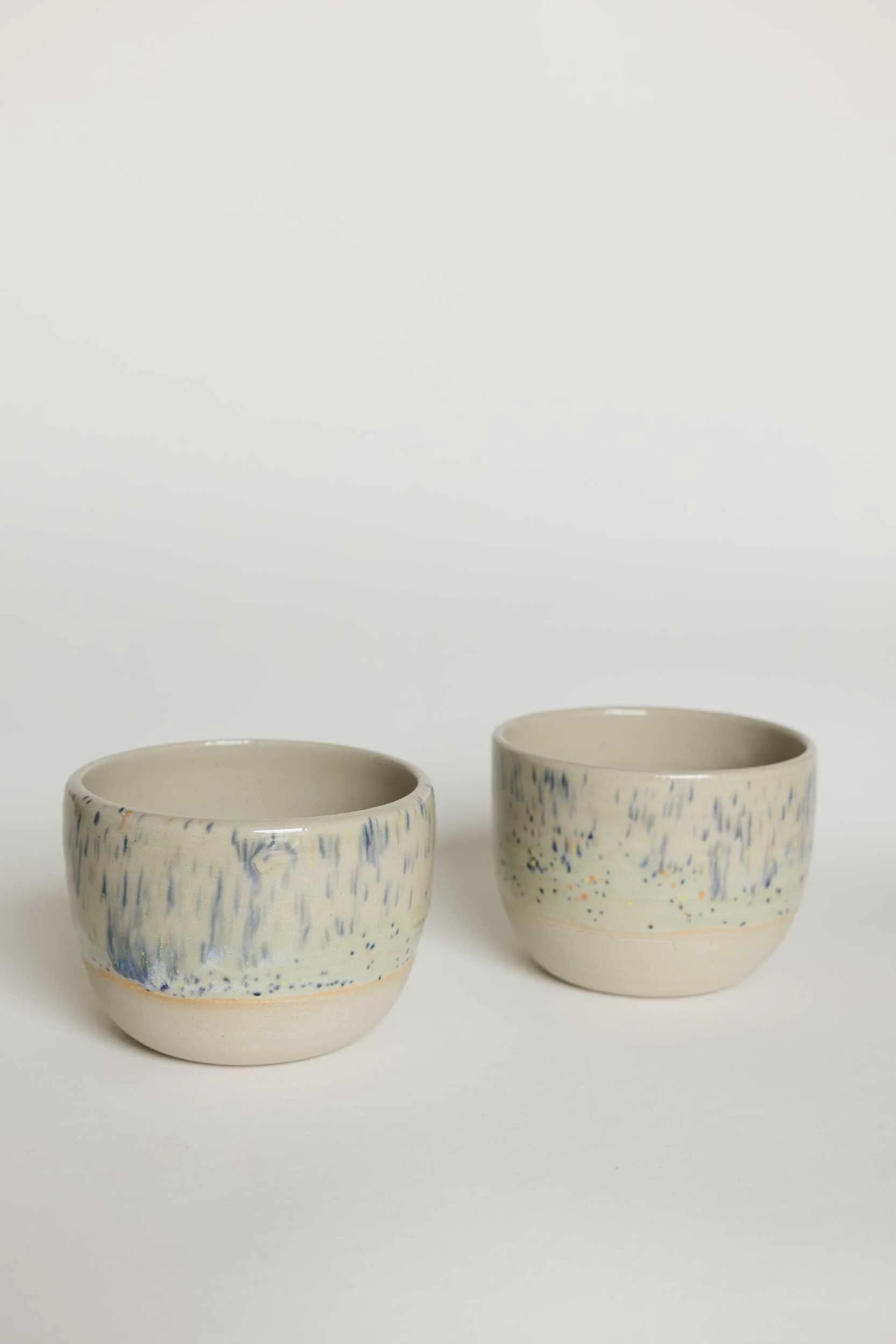 keramiktasse-blau-grün-gepunktet-1-atelier-maris-ceramics.jpg