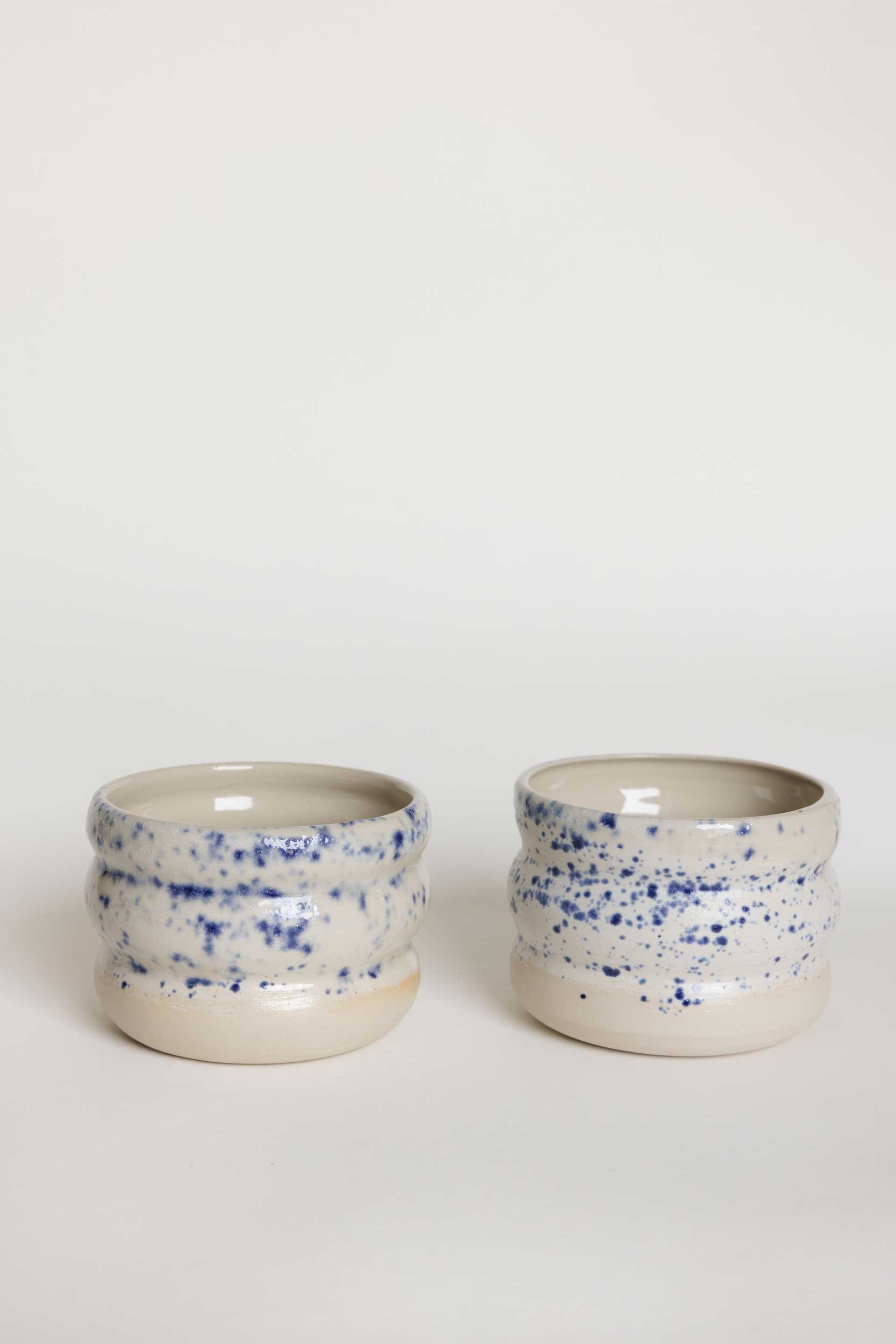 keramiktasse-blau-gepunktet-1-atelier-maris-ceramics.jpg