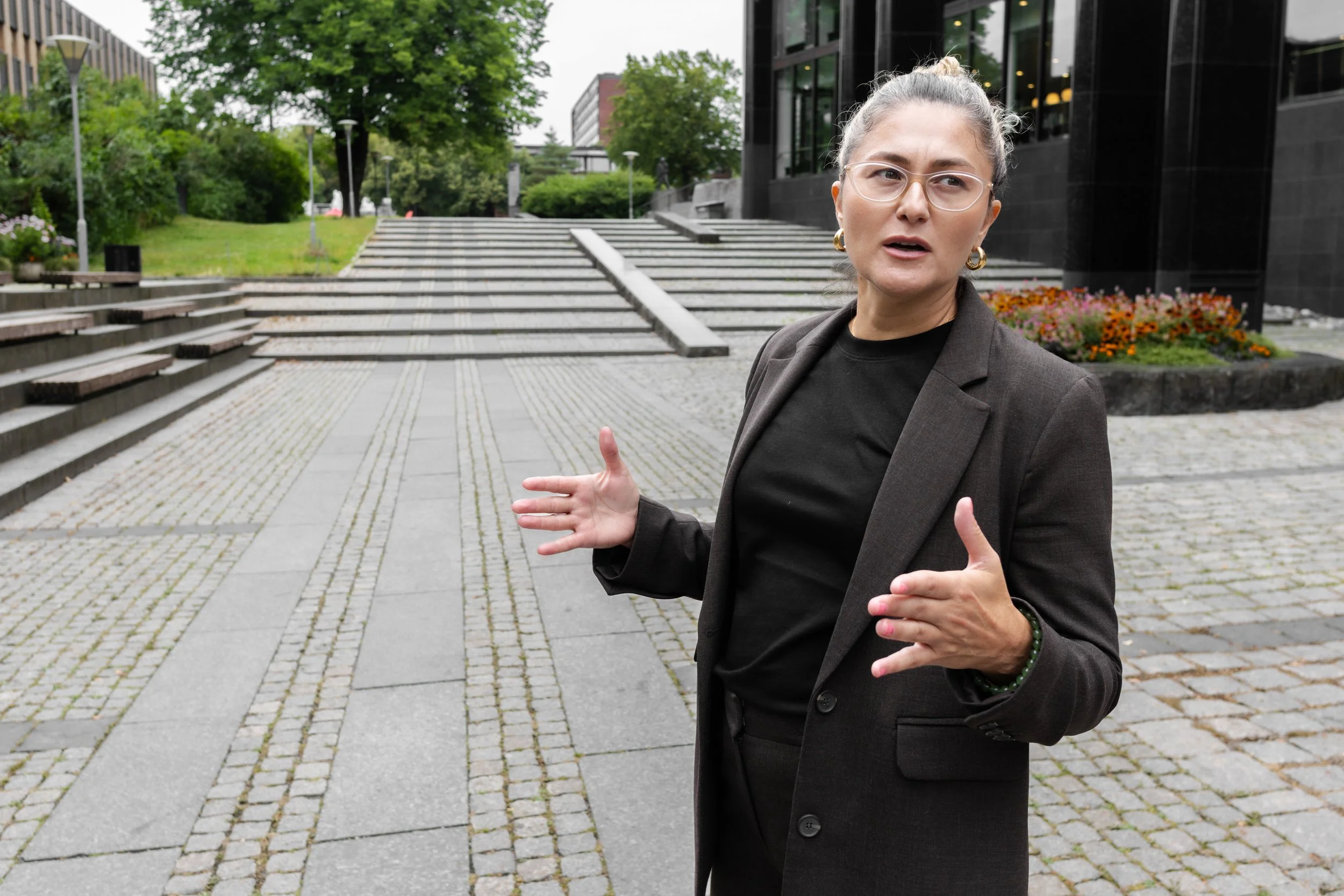 Amina Siječić Selimović utendørs ved Universitetet i Oslo under en samtale.