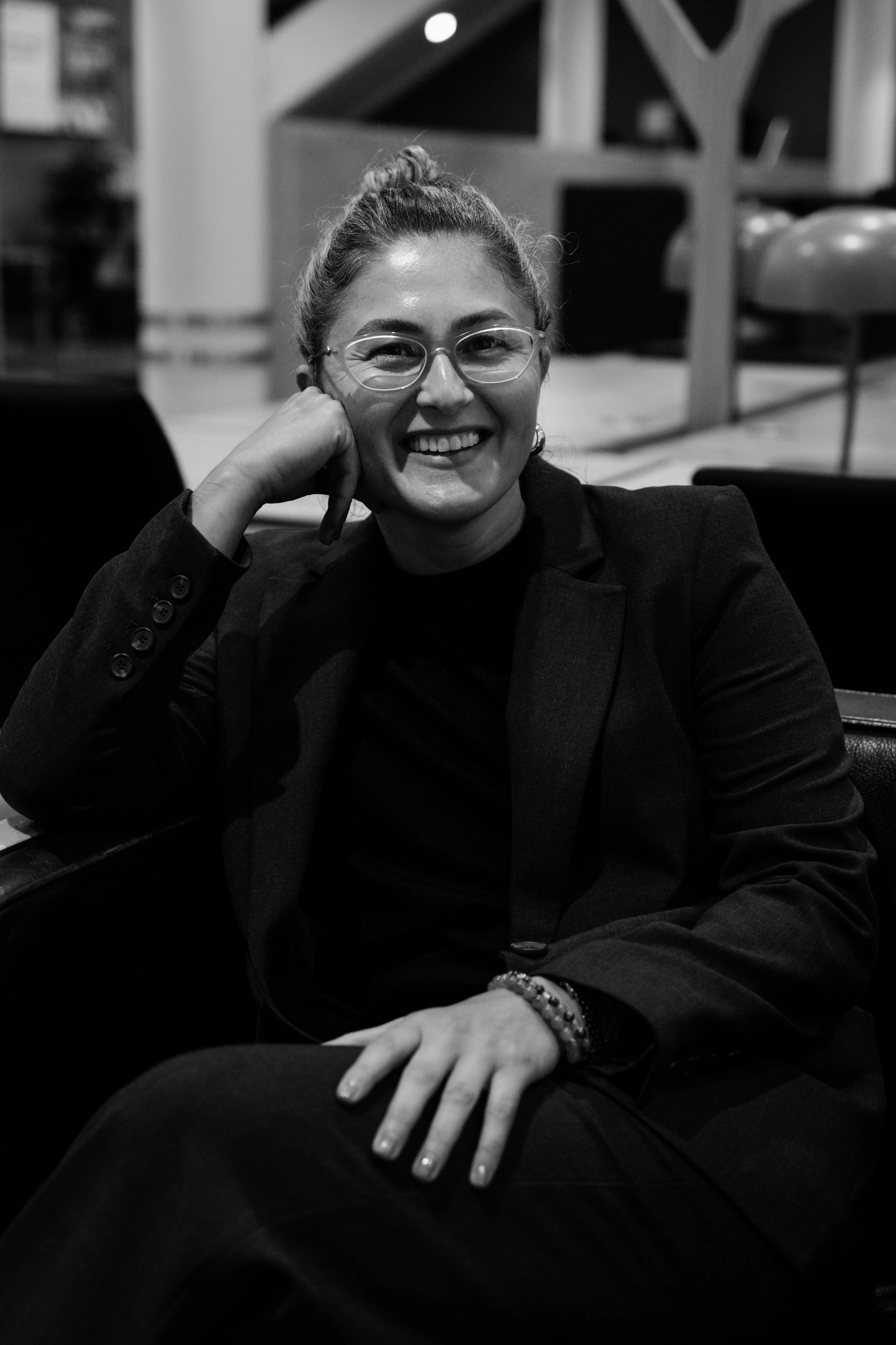 Svart-hvitt-portrett av Amina Siječić Selimović sittende innendørs ved Universitetet i Oslo.
