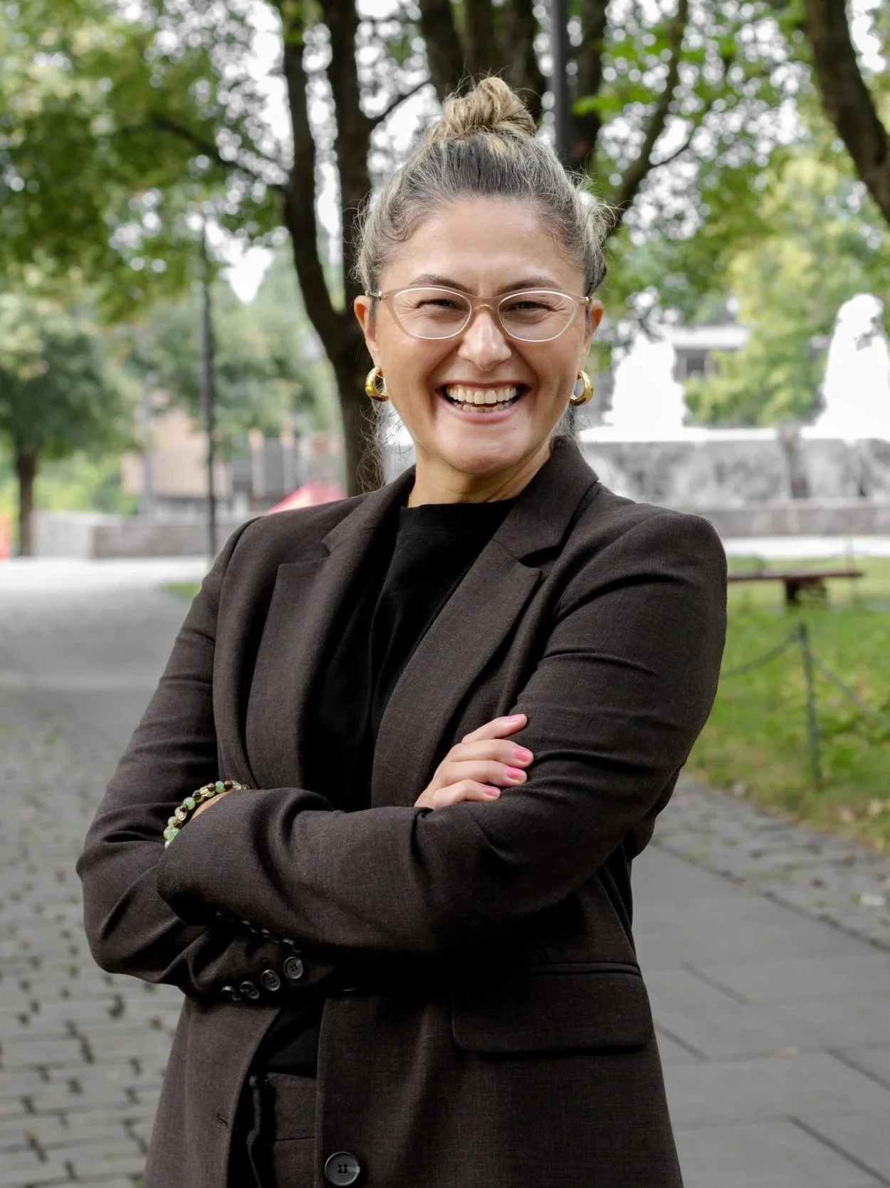 Smilende portrett av Amina Siječić Selimović utendørs ved Universitetet i Oslo.