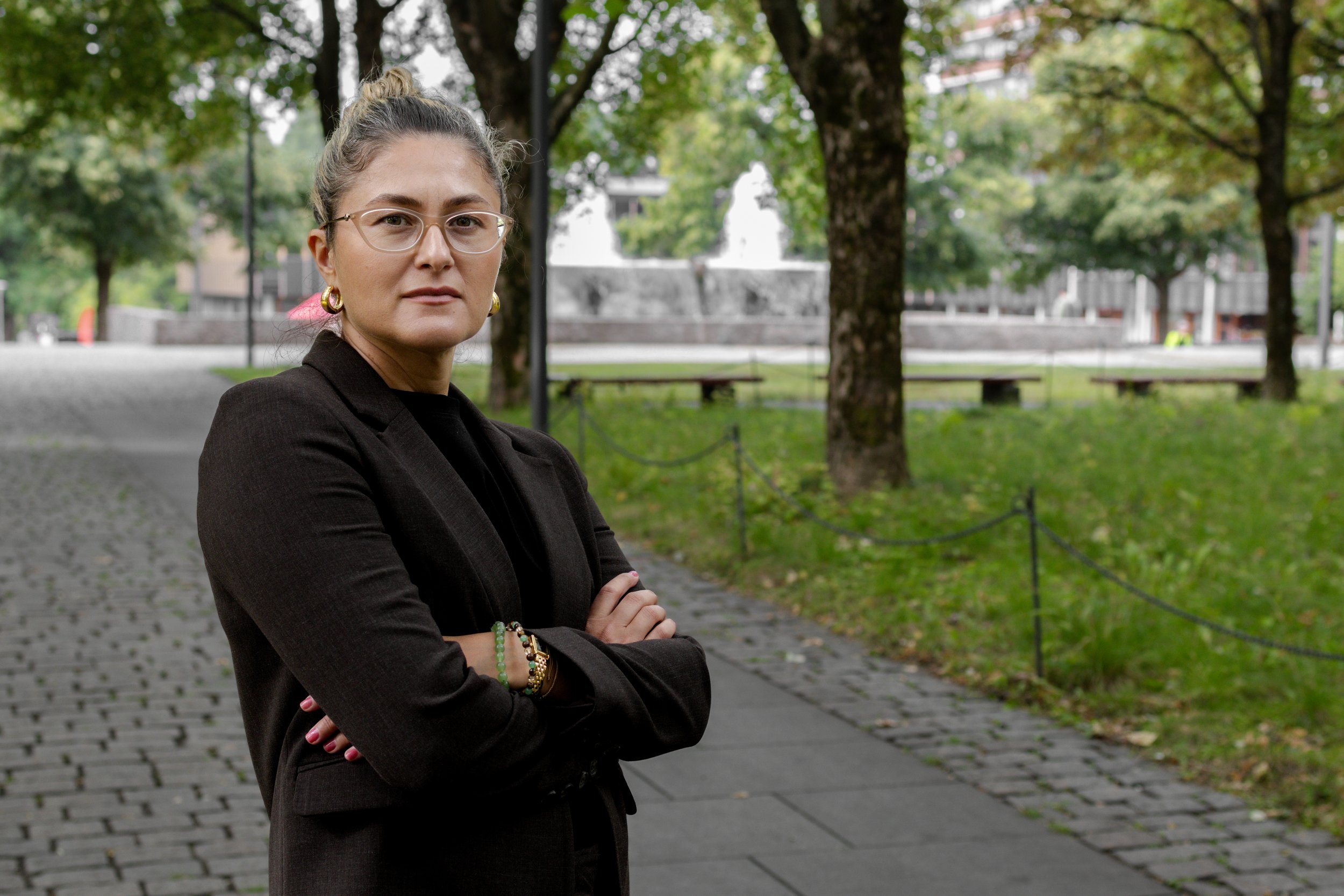 Portrett av Amina Siječić Selimović utendørs ved Universitetet i Oslo.