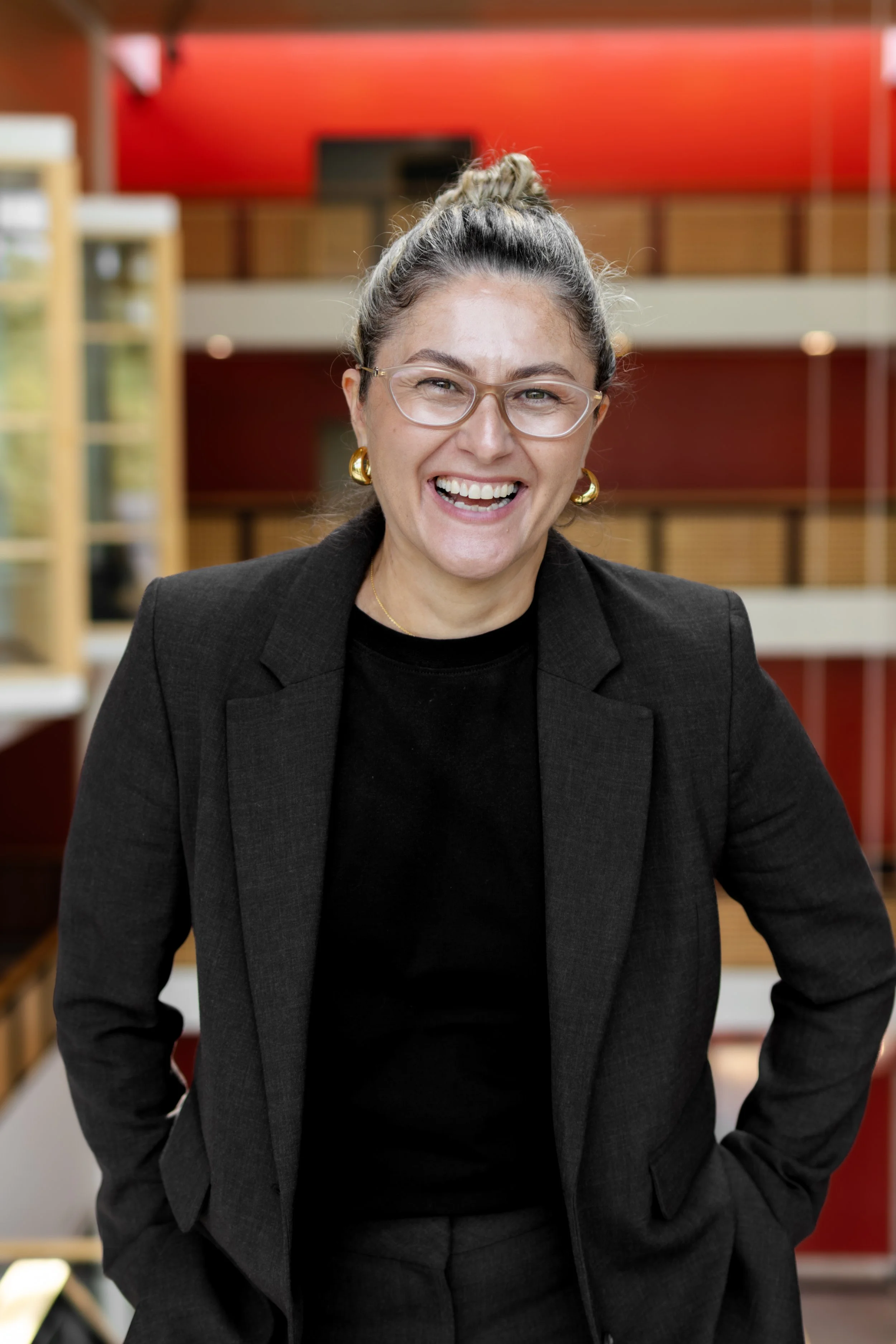 Smilende portrett av Amina Siječić Selimović innendørs ved Universitetet i Oslo.