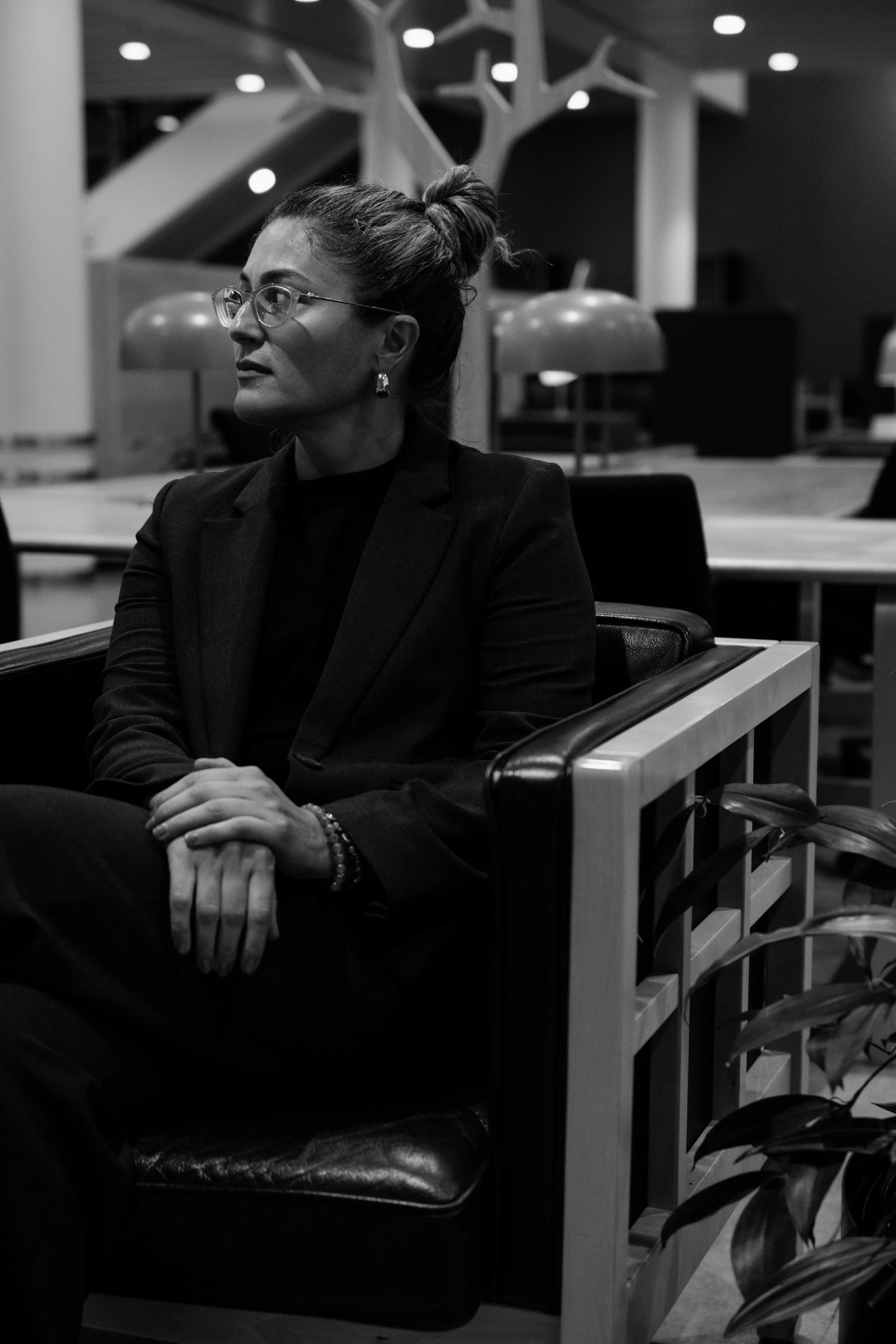 Svart-hvitt-portrett av Amina Siječić Selimović sittende innendørs ved Universitetet i Oslo.