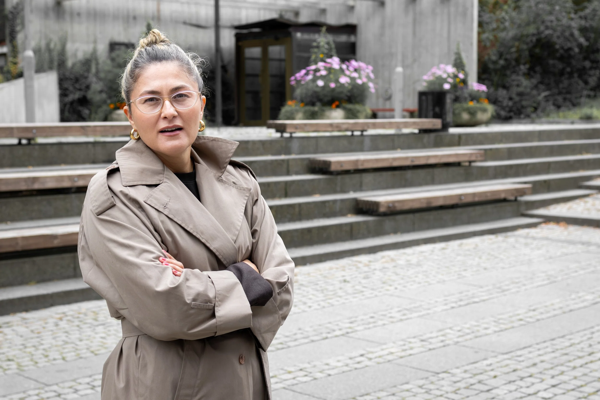Portrett av Amina Siječić Selimović utendørs ved Universitetet i Oslo.