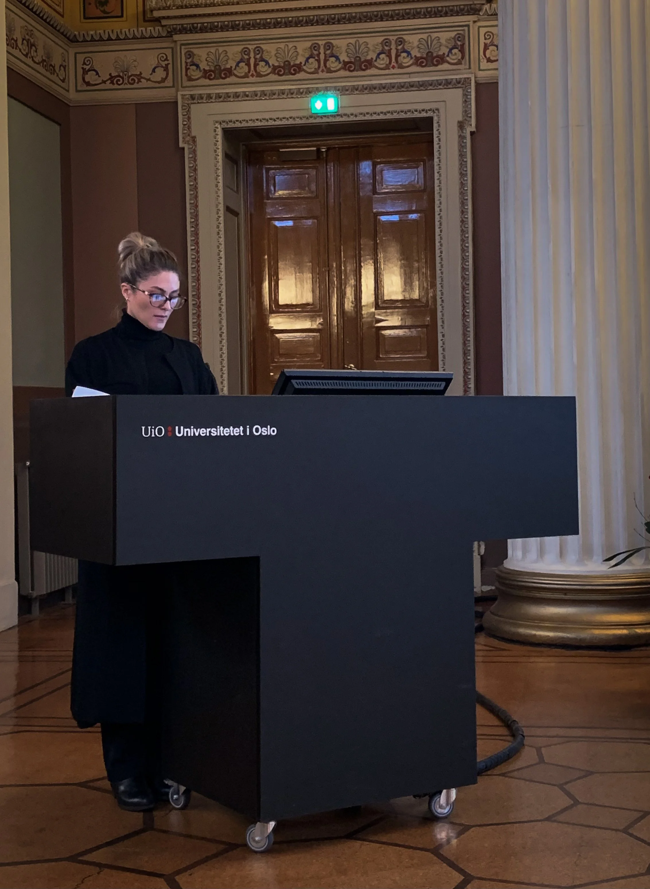 Amina Siječić Selimović ved talerstolen på Universitetet i Oslo.