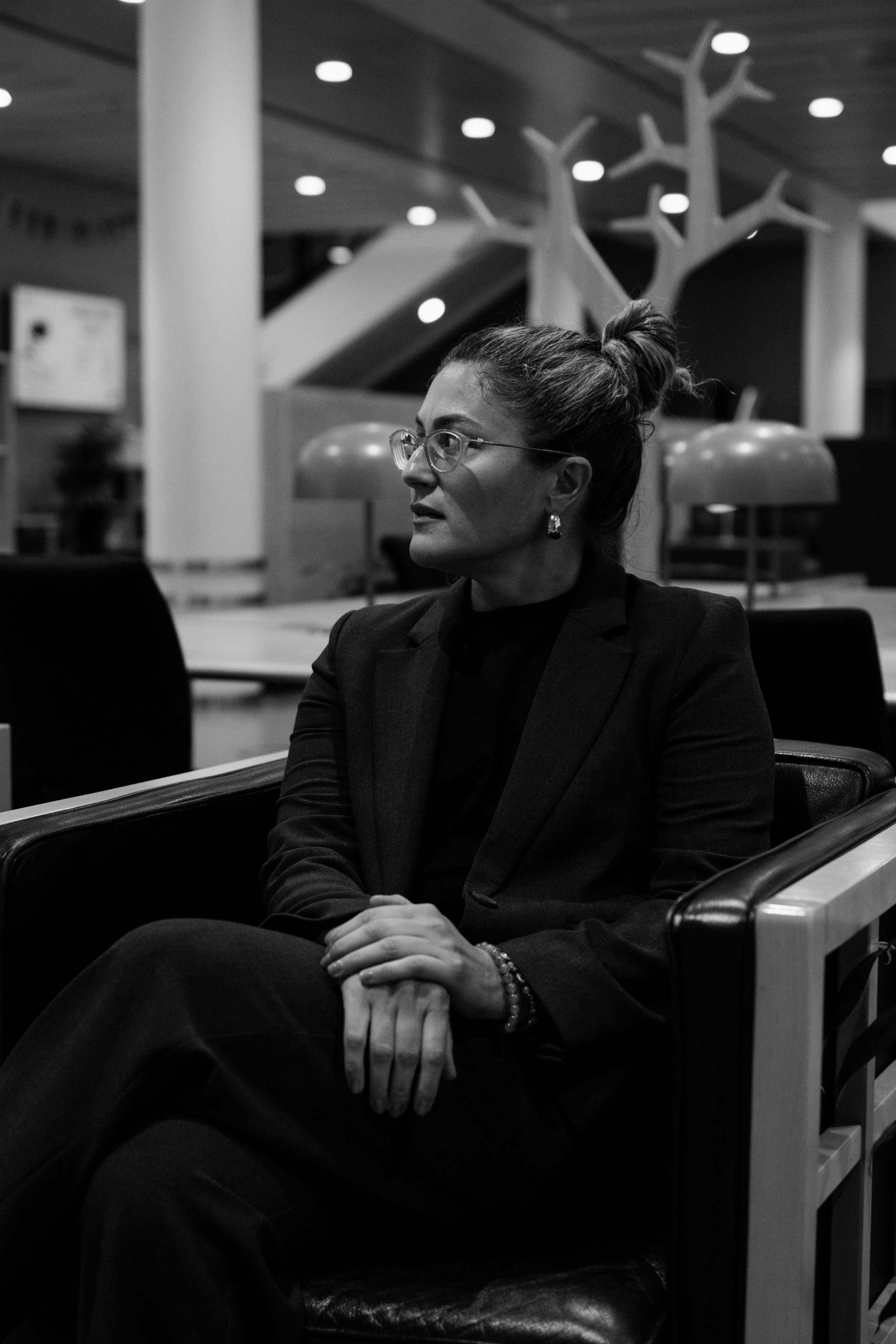 Svart-hvitt-portrett av Amina Siječić Selimović sittende innendørs ved Universitetet i Oslo.
