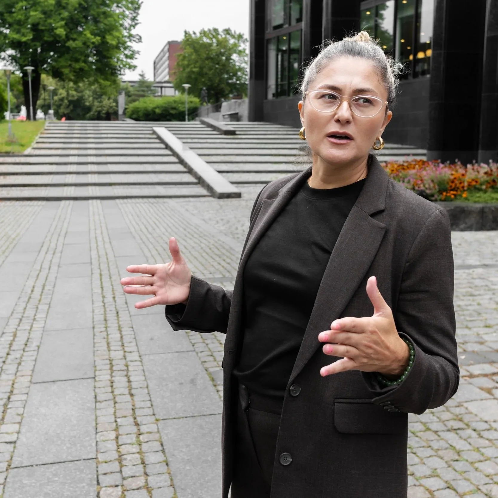 Amina Siječić Selimović utendørs ved Universitetet i Oslo under en samtale.