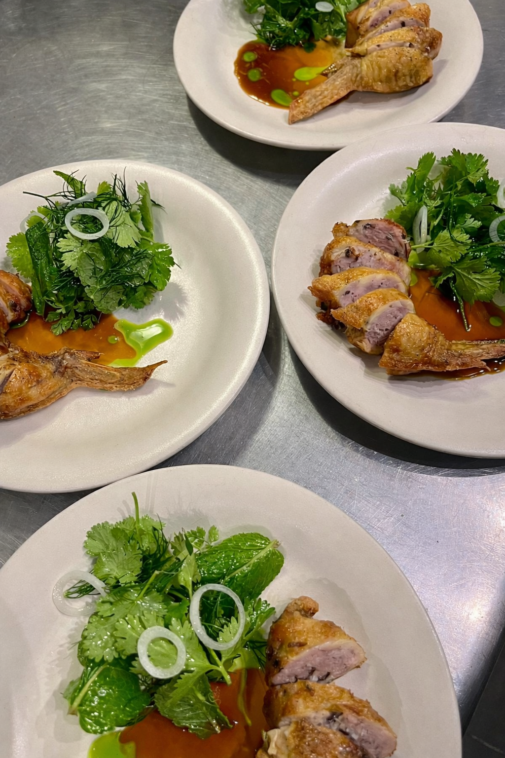 Assiettes et grands plats à partager. Poitrine de porc croustillante et daurade frite. Options végétariennes possible aussi