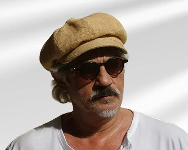 Triada & Art yol arkadaşı, yönetmen Mustafa Altıoklar'ın şapka ve güneş gözlüğüyle portresi