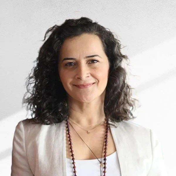 Triada & Art eğitmeni Büşra Sesişen'in gülümseyen portresi
