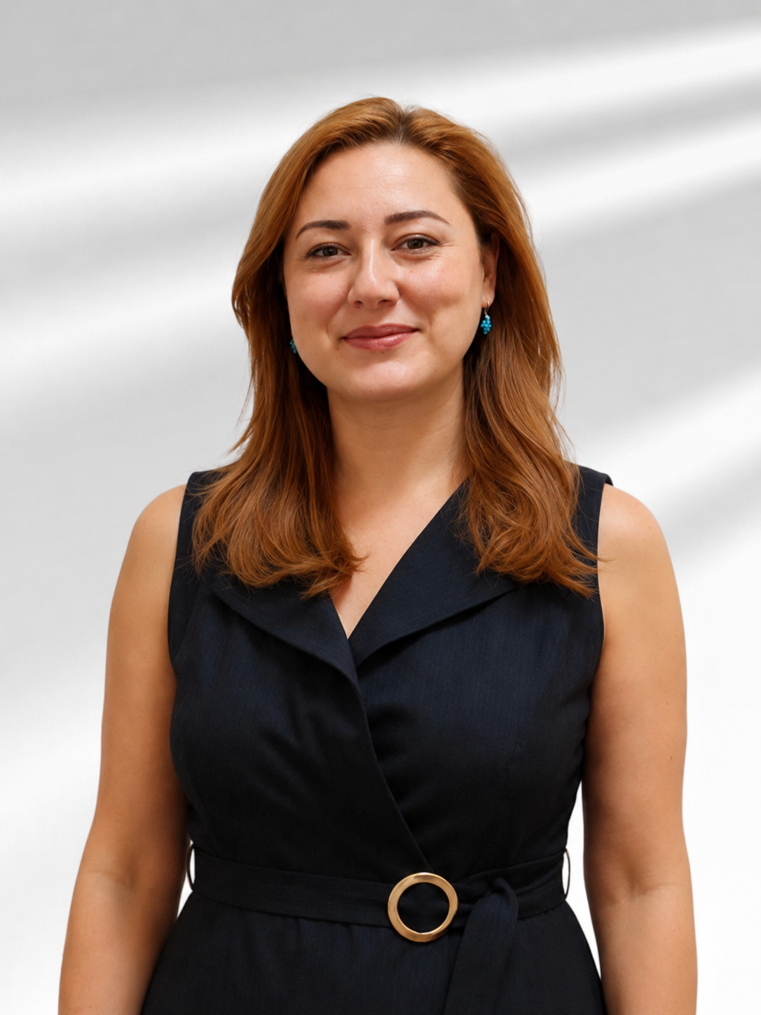 Kareyeye açık kahverengi saçlı kadın, siyah elbiseyle poz veriyor, arka planda gri tonlarında bulutlu gökyüzü.