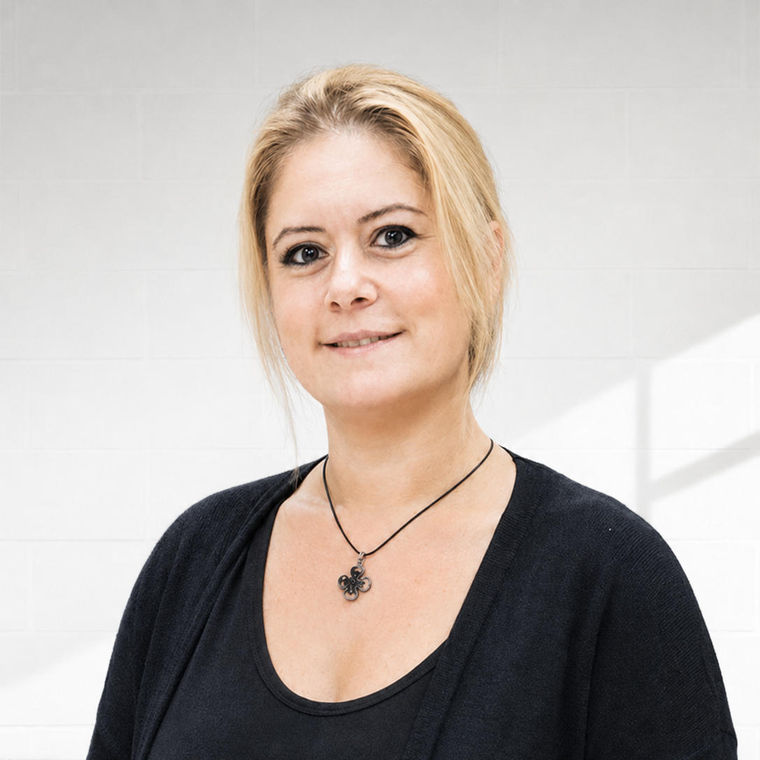 Triada & Art eğitmeni Burcu Ertürk Kılıç'ın gülümseyen portresi