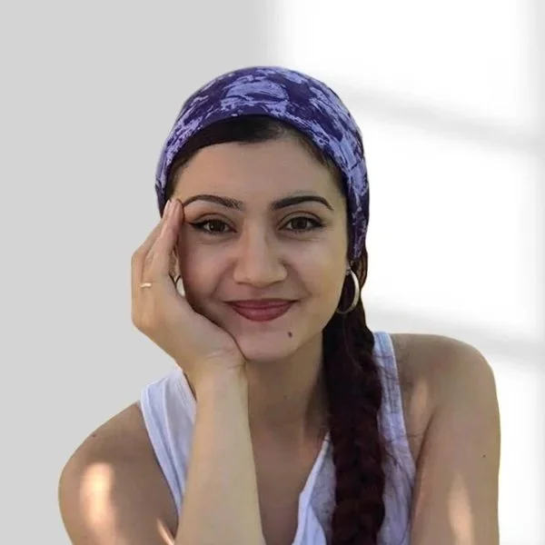 Triada & Art eğitmeni Ezgi Aydın Korkmaz'ın gülümseyen portresi