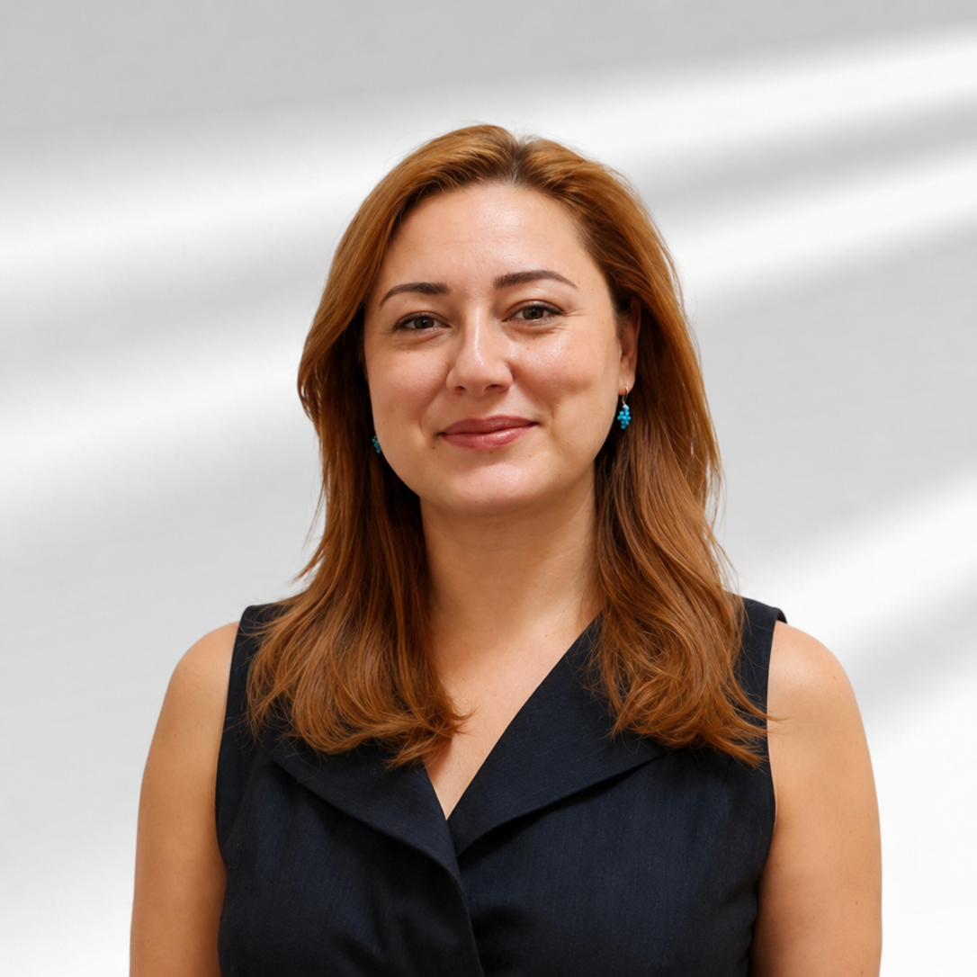 Triada & Art eğitmeni Seray Nasırlı'nın gülümseyen portresi