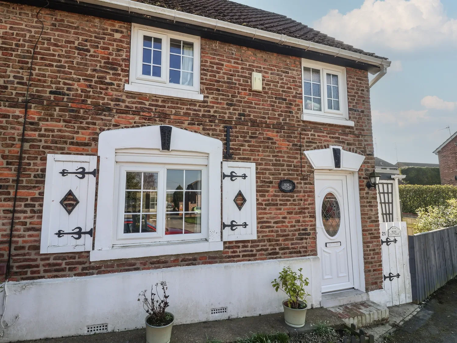 Charming dog-friendly cottage in Skidby village with enclosed garden in East Yorkshire