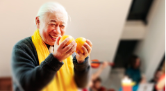 Wei Ling Yi med apelsiner.PNG