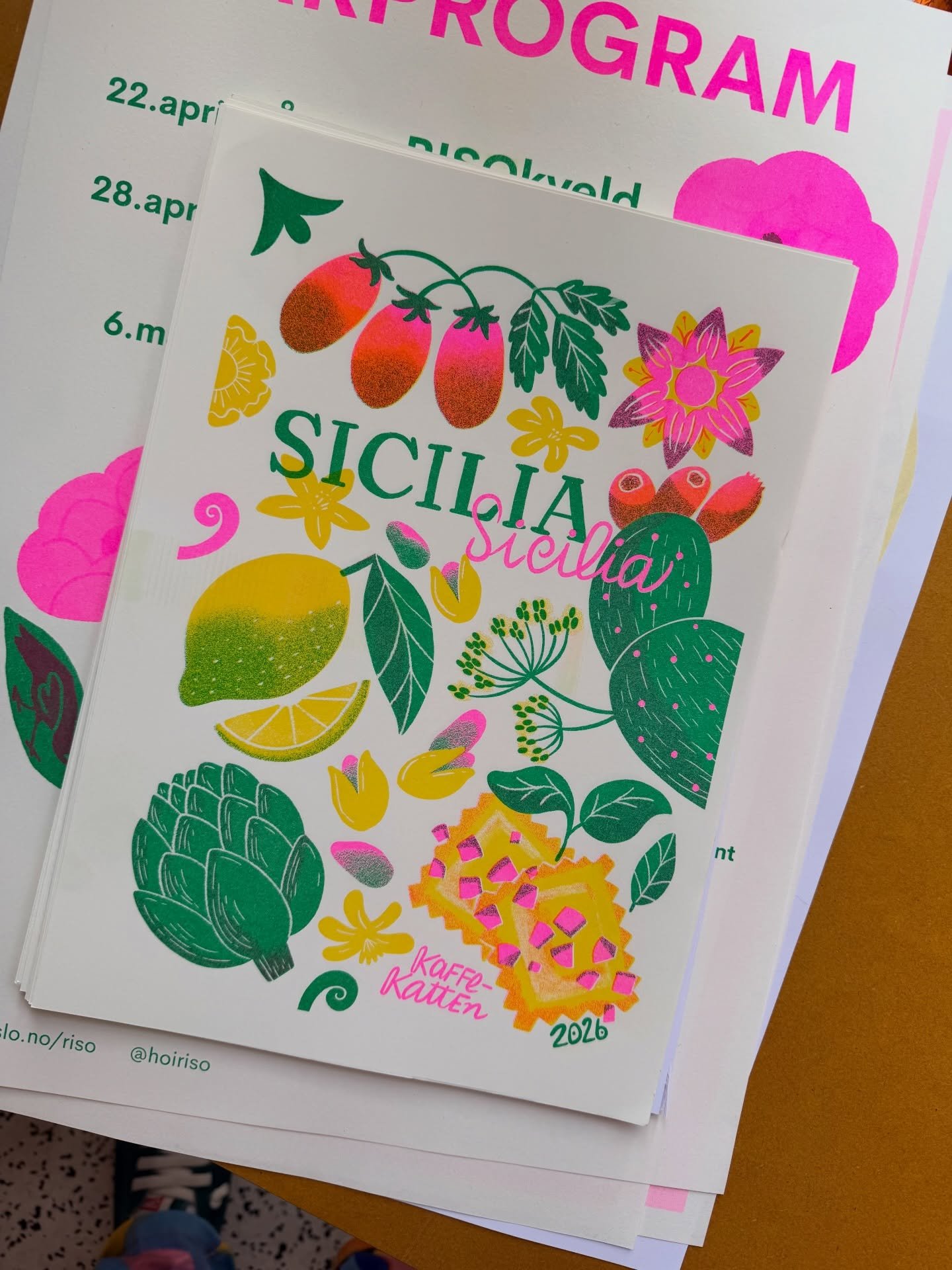 Serena @studio_kaffekatten har v&aelig;rt i Sicilia 🇮🇹 og kom hjem med mange fine minner som ble til et fargerikt riso trykk 🍋🍝🌱