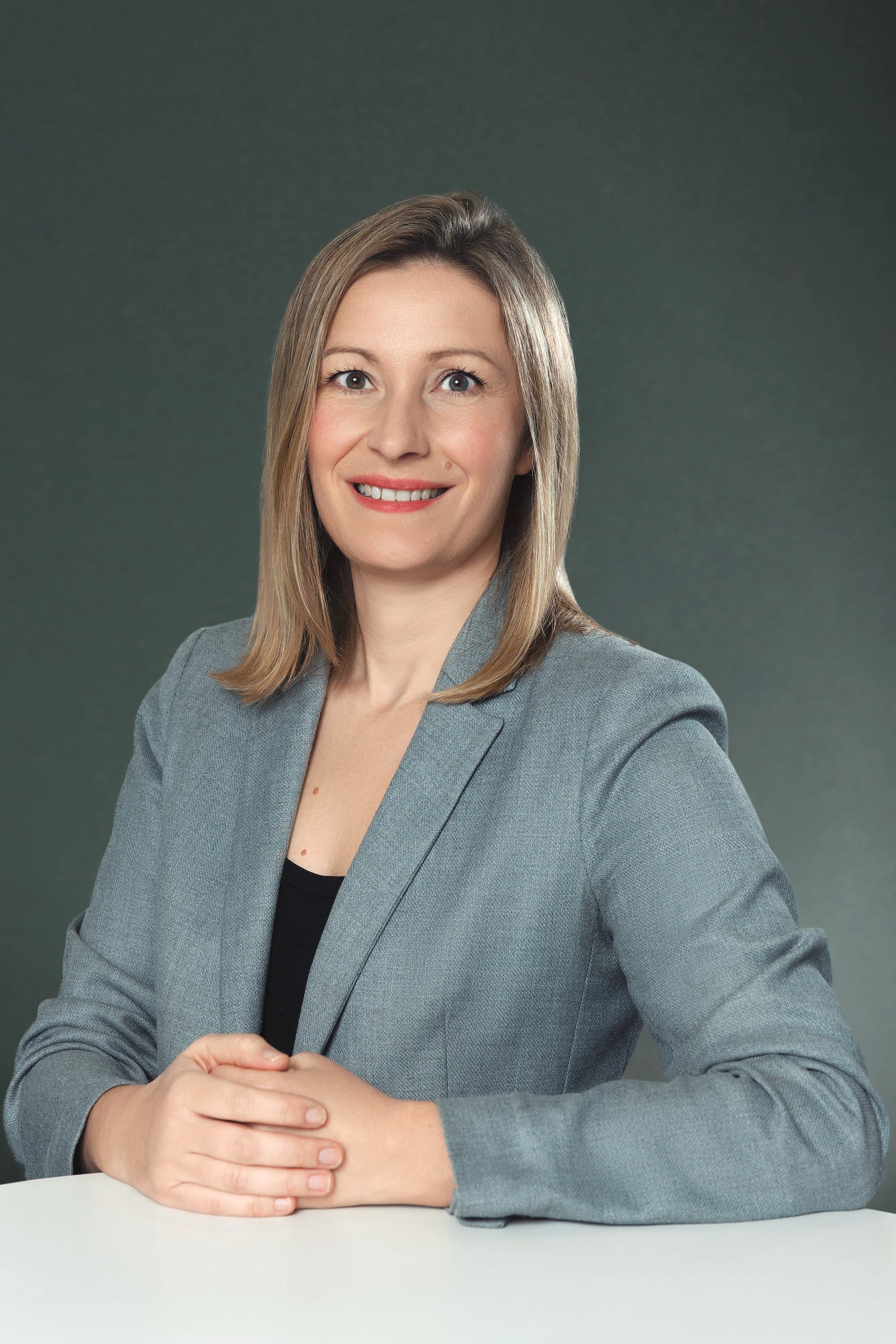 Headshot corporate femme entreprise Genève portrait professionnel Alain Grivel