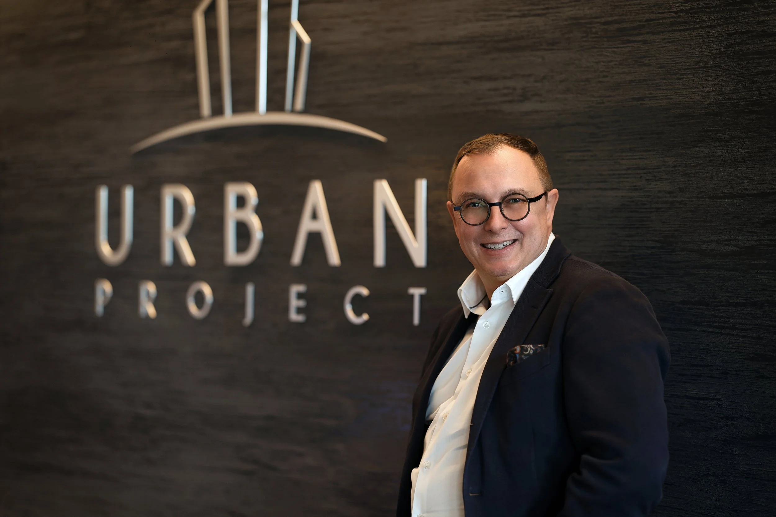 Portrait professionnel homme devant logo Urban Project événement entreprise Genève