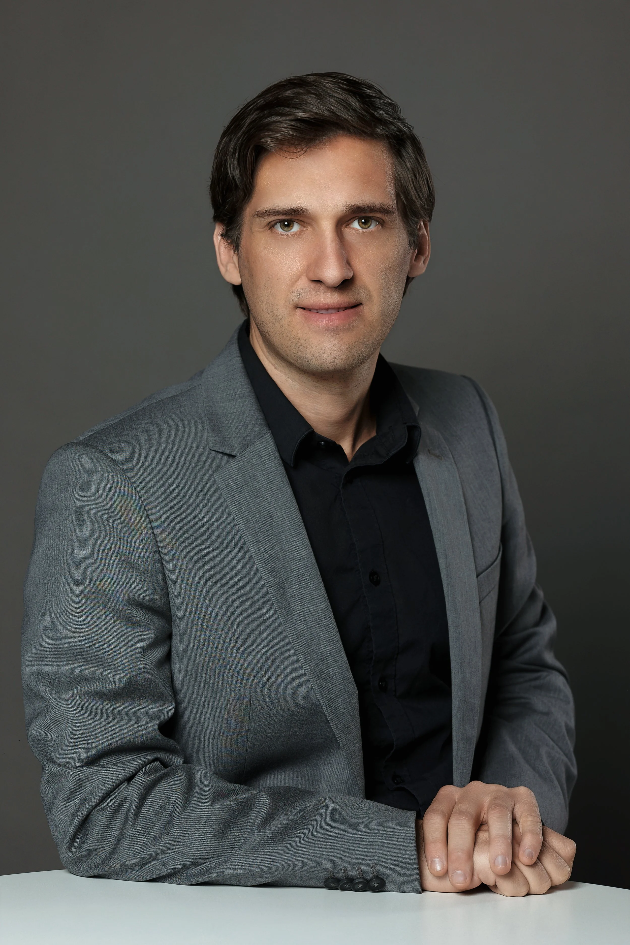 Portrait corporate dirigeant en costume fond studio Genève photographe Alain Grivel