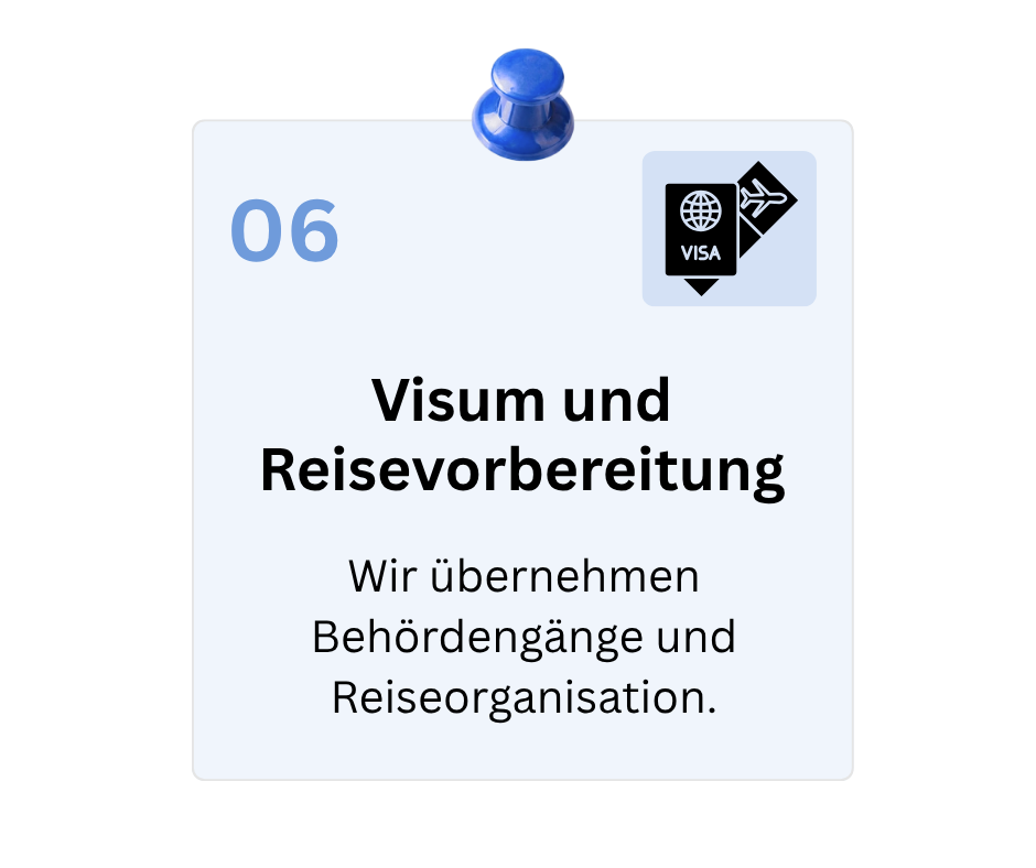 Schild in Blau mit Aufschrift 'Visum und Reisevorbereitung', darunter 'Wir übernehmen Behördengänge und Reiseorganisation', und einem Visa-Symbol oben rechts.